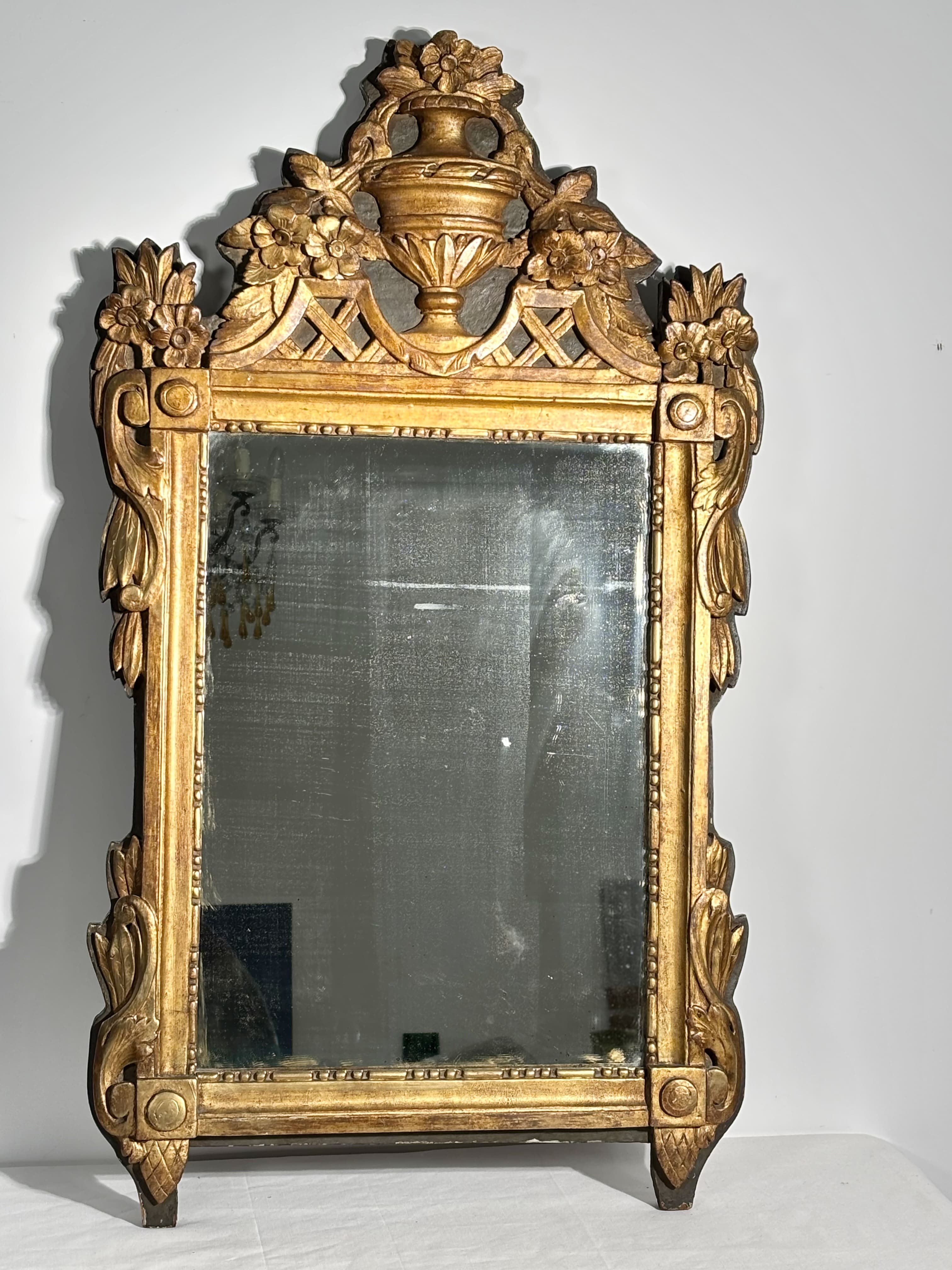 Miroir à fronton en bois et stuc doré - Epoque Louis XVI - XVIIIe siècle
