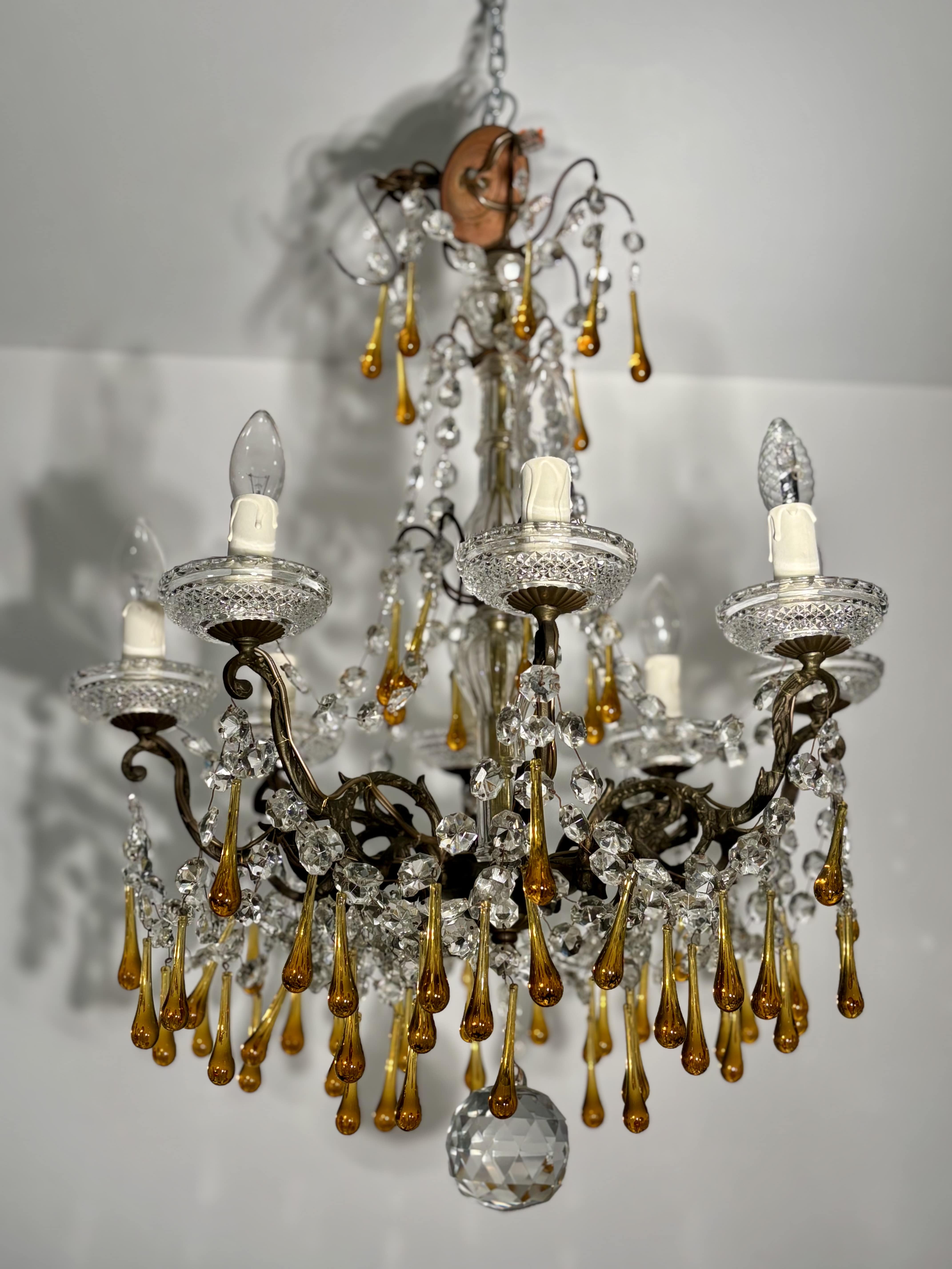 Lustre à pampilles à 8 feux, en bronze et cristal, gouttes en verre ambré, circa 1900