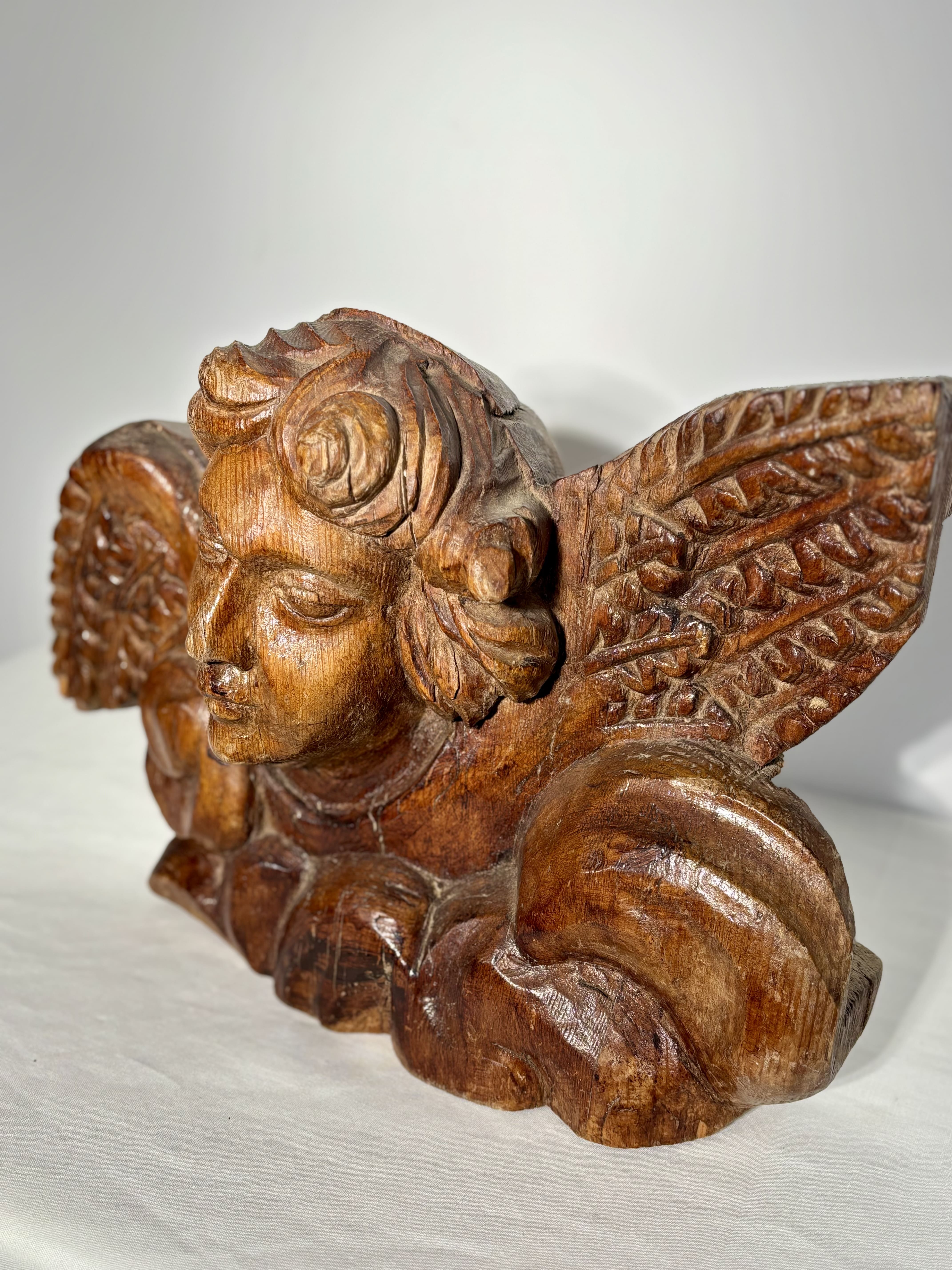 Tête d'ange sculptée en bois ancien - fragment architectural - travail français, XIXe siècle
