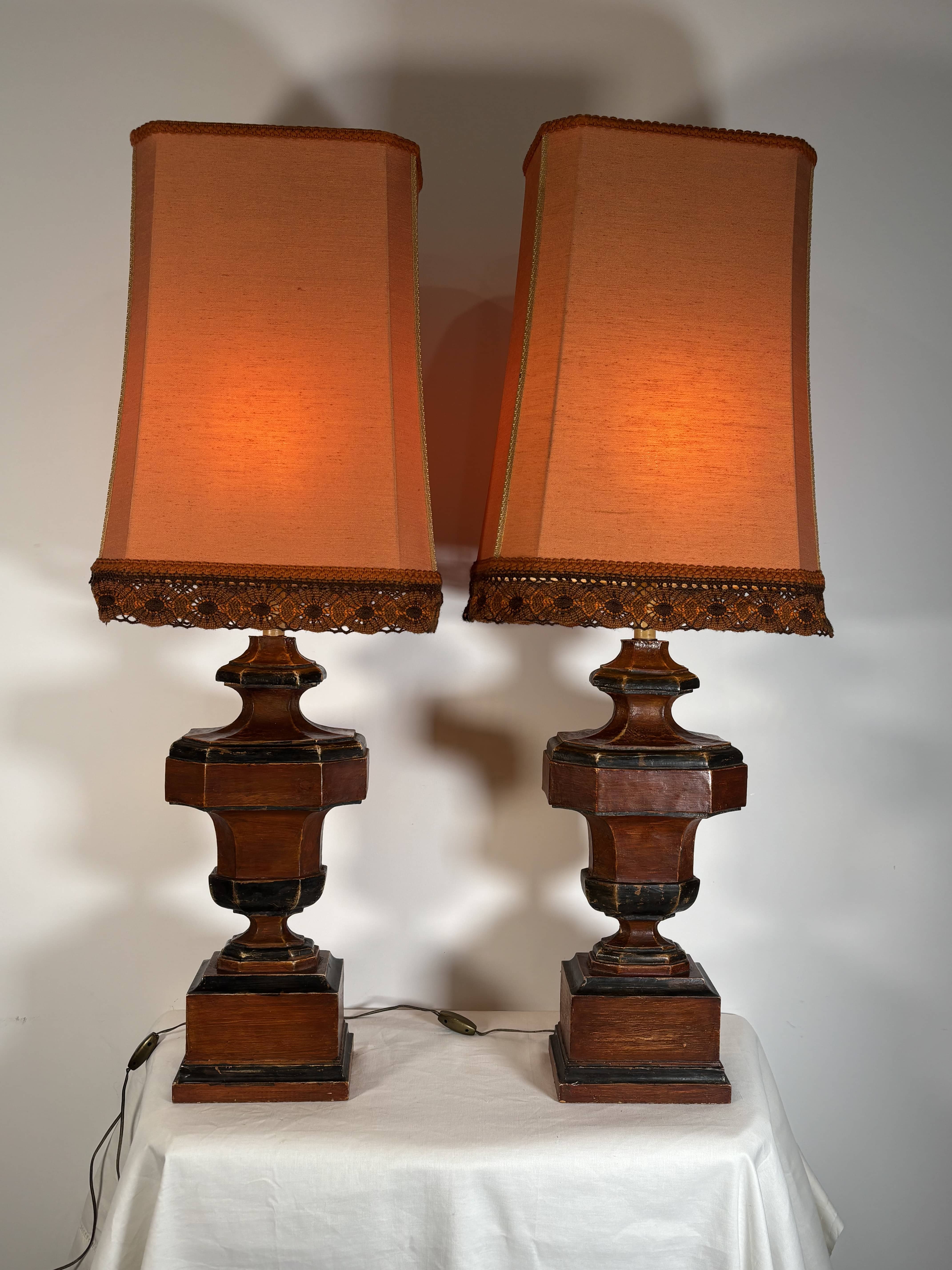 Paire de grandes lampes italiennes en bois tourné et patiné - Italie, vers 1950-1960