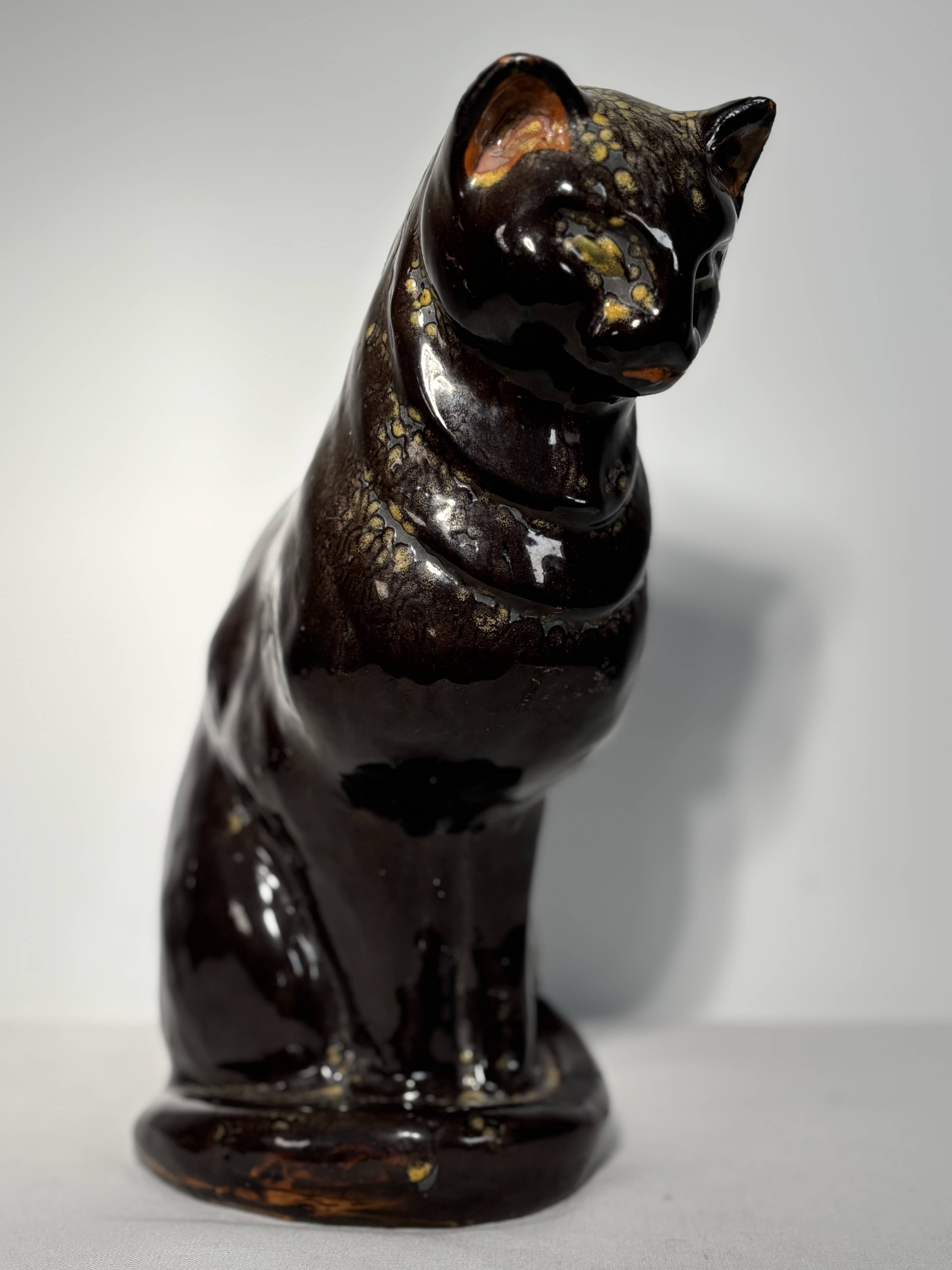 Chat assis en céramique émaillée - France, XXe siècle