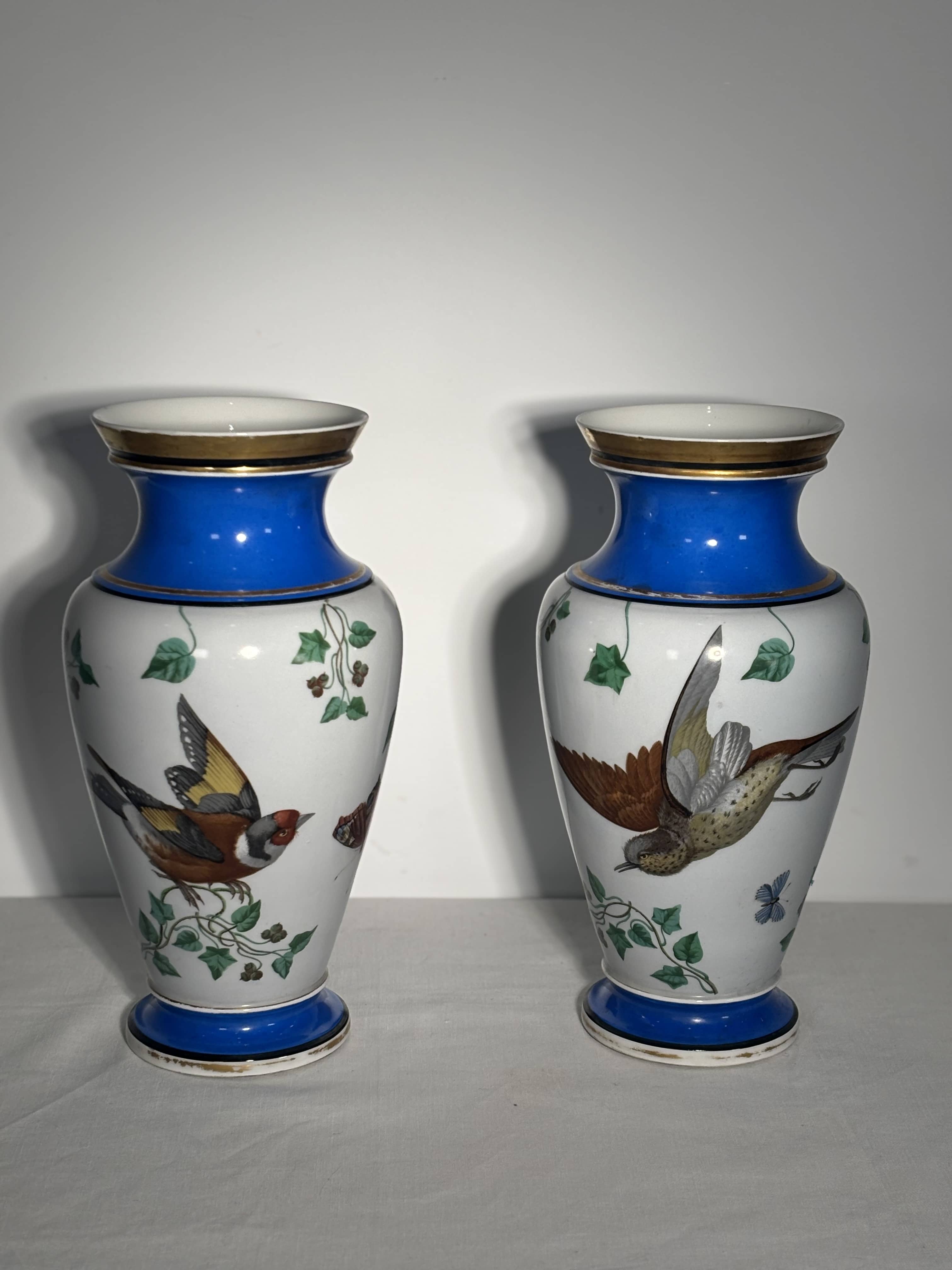 Paire de vases en porcelaine de Paris - Décor naturaliste aux oiseaux & papillons - XIXe siècle