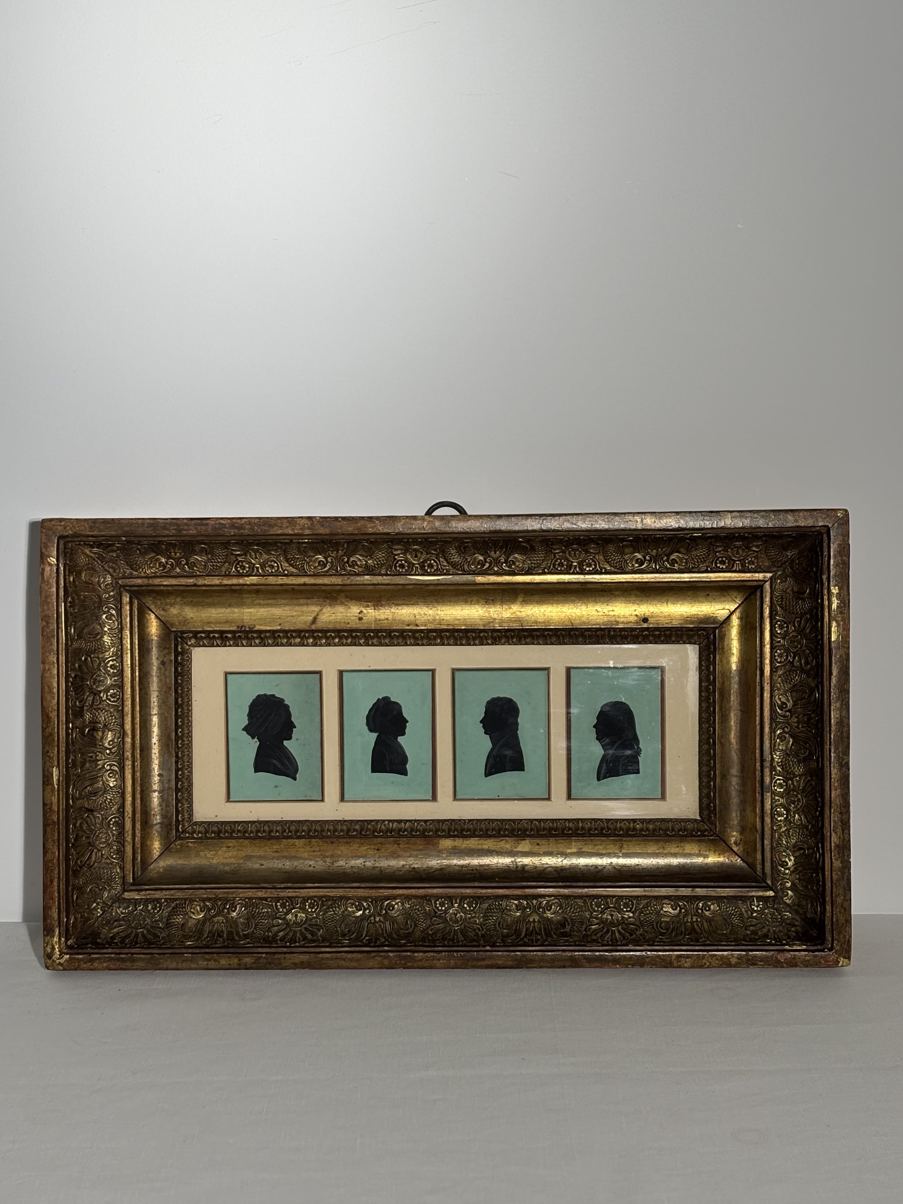 Suite de quatre portraits silhouettes peints, France, fin XVIII - début XIXe siècle