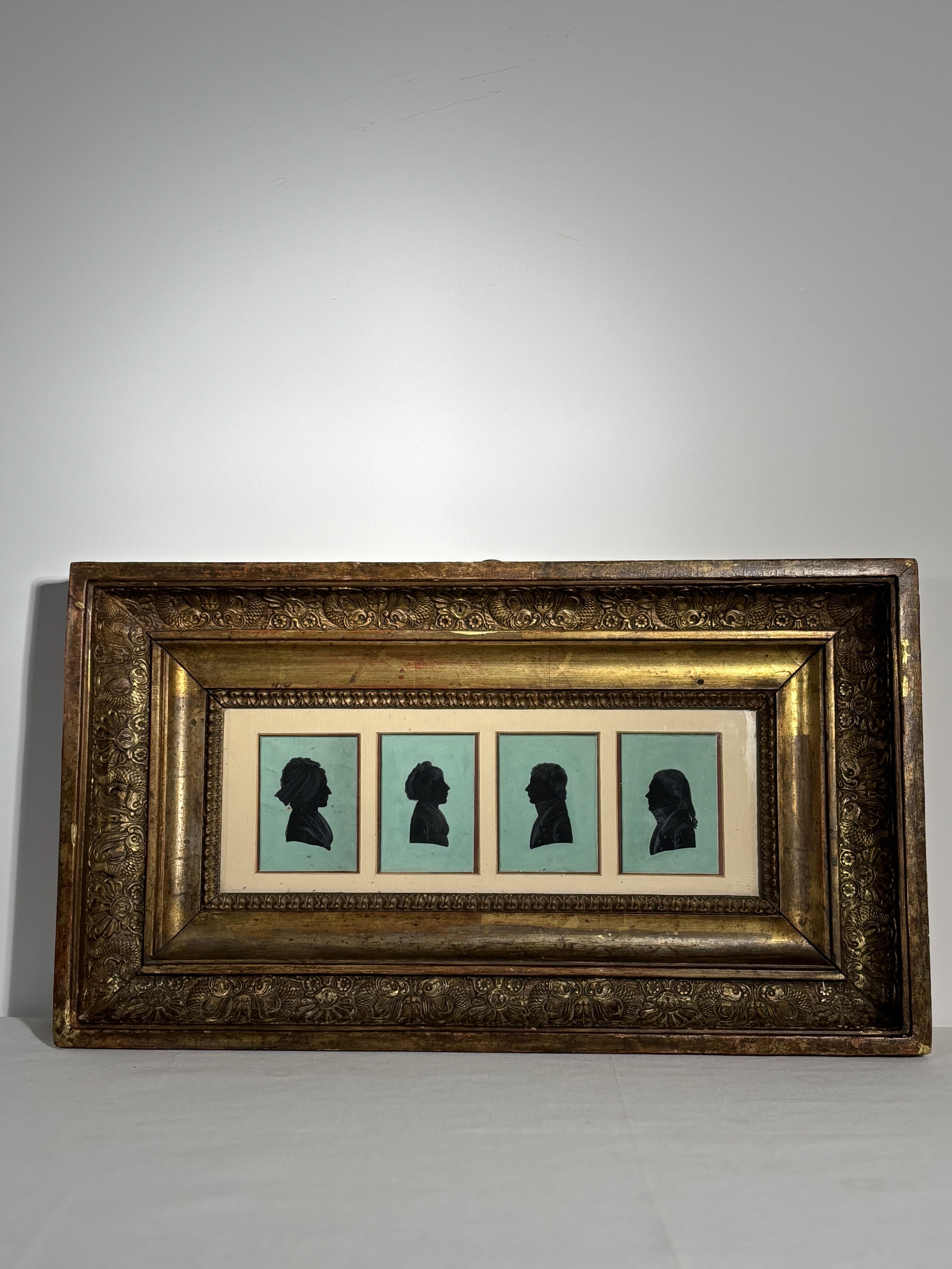 Suite de quatre portraits silhouettes peints, France, fin XVIII - début XIXe siècle