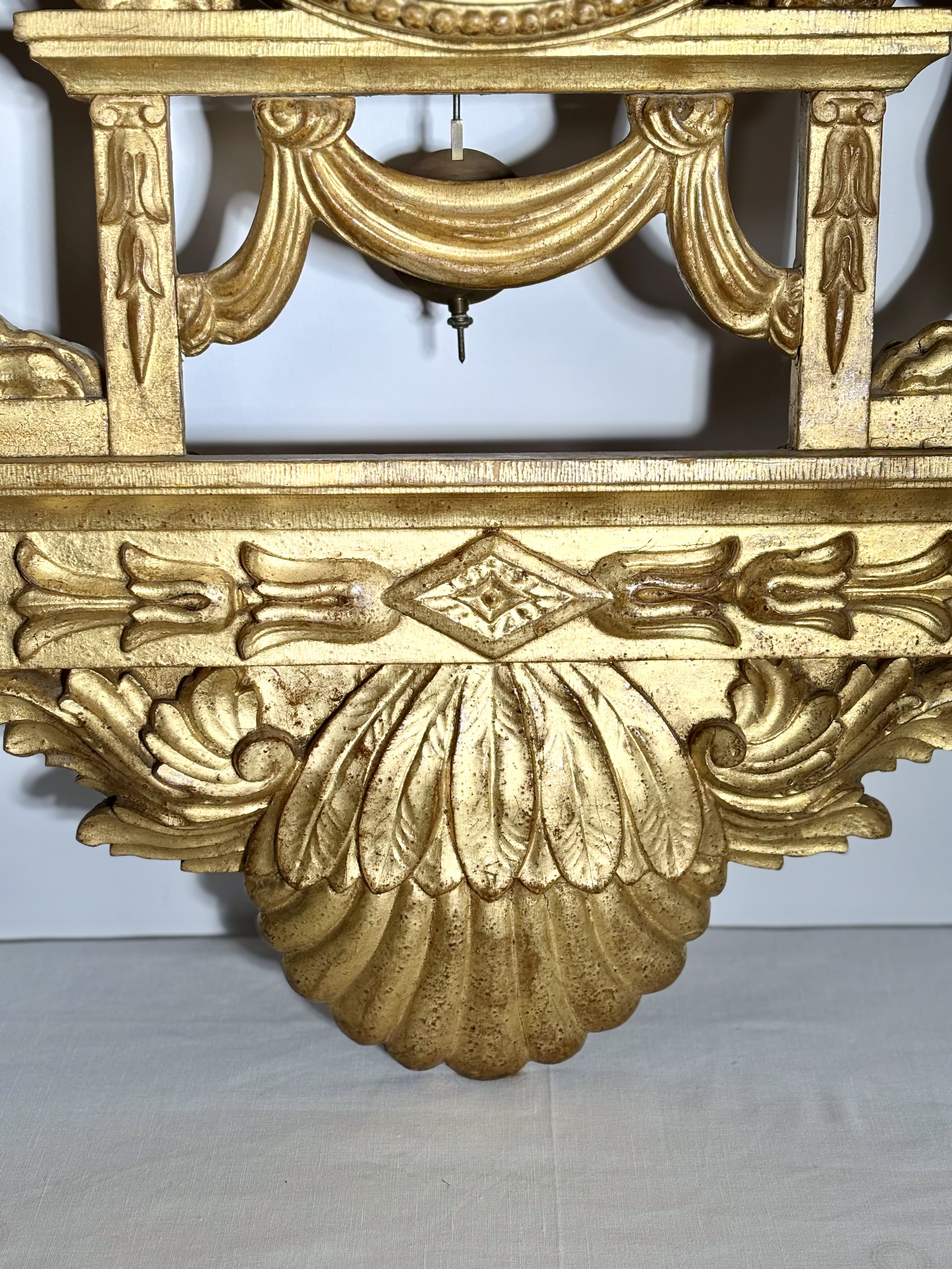 Grande pendule murale aux griffons ailés en bois doré, Suède, XIXe siècle 