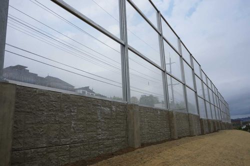 A transparent noise barrier