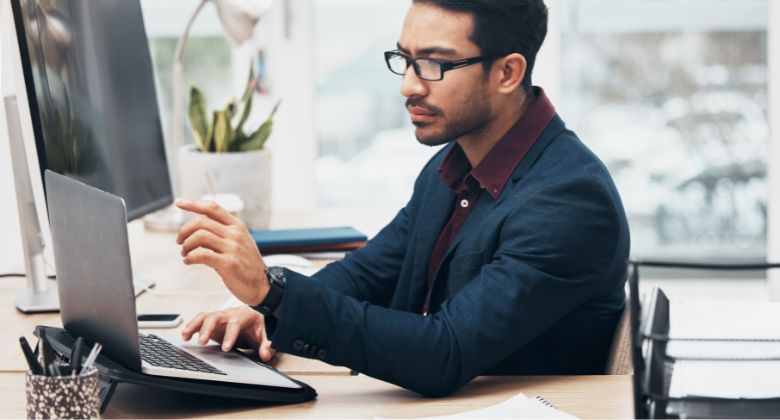 Graphic representing a guide on how to choose a payroll provider.