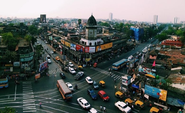 Graphic showing the busy streets of India, representing a bustling economic landscape that companies can easily utilize through partnering with an Employer of Record in India.