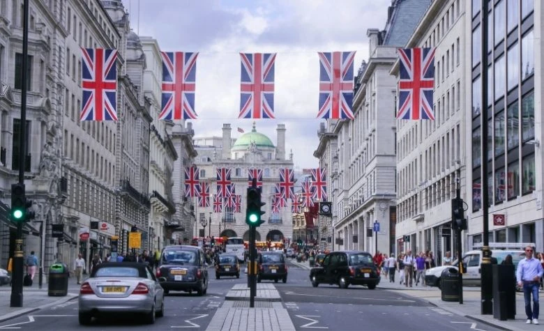 Graphic showing a busy street in the United Kingdom representing extensive opportunities for both local and international business and thus, the need for payroll services.