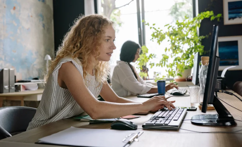 Graphic showing woman using an international payroll platform evaluation checklist