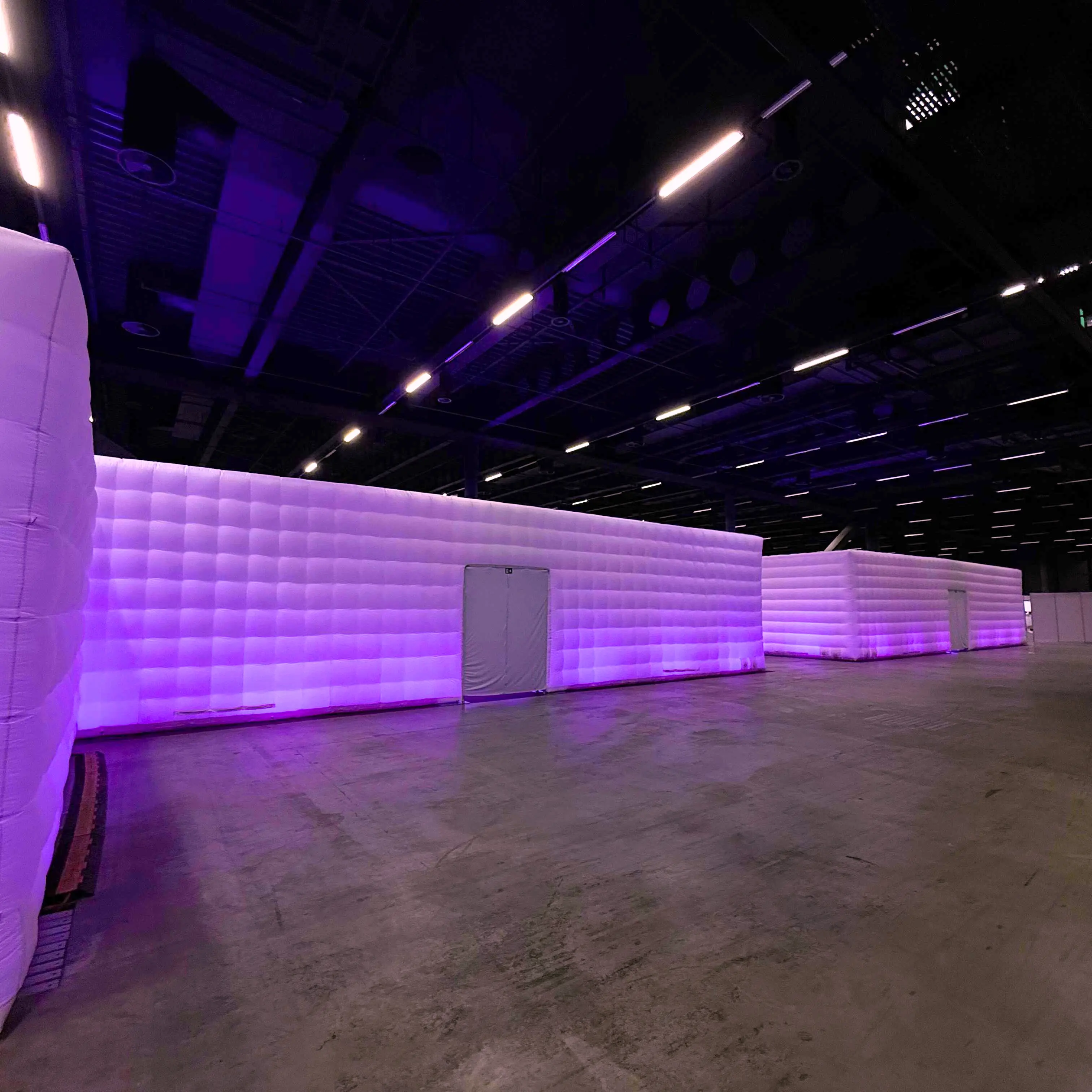 Los cubos acústicos QuickSpace se instalan como salas de conferencias en la BioTechX 2025 de Basilea
