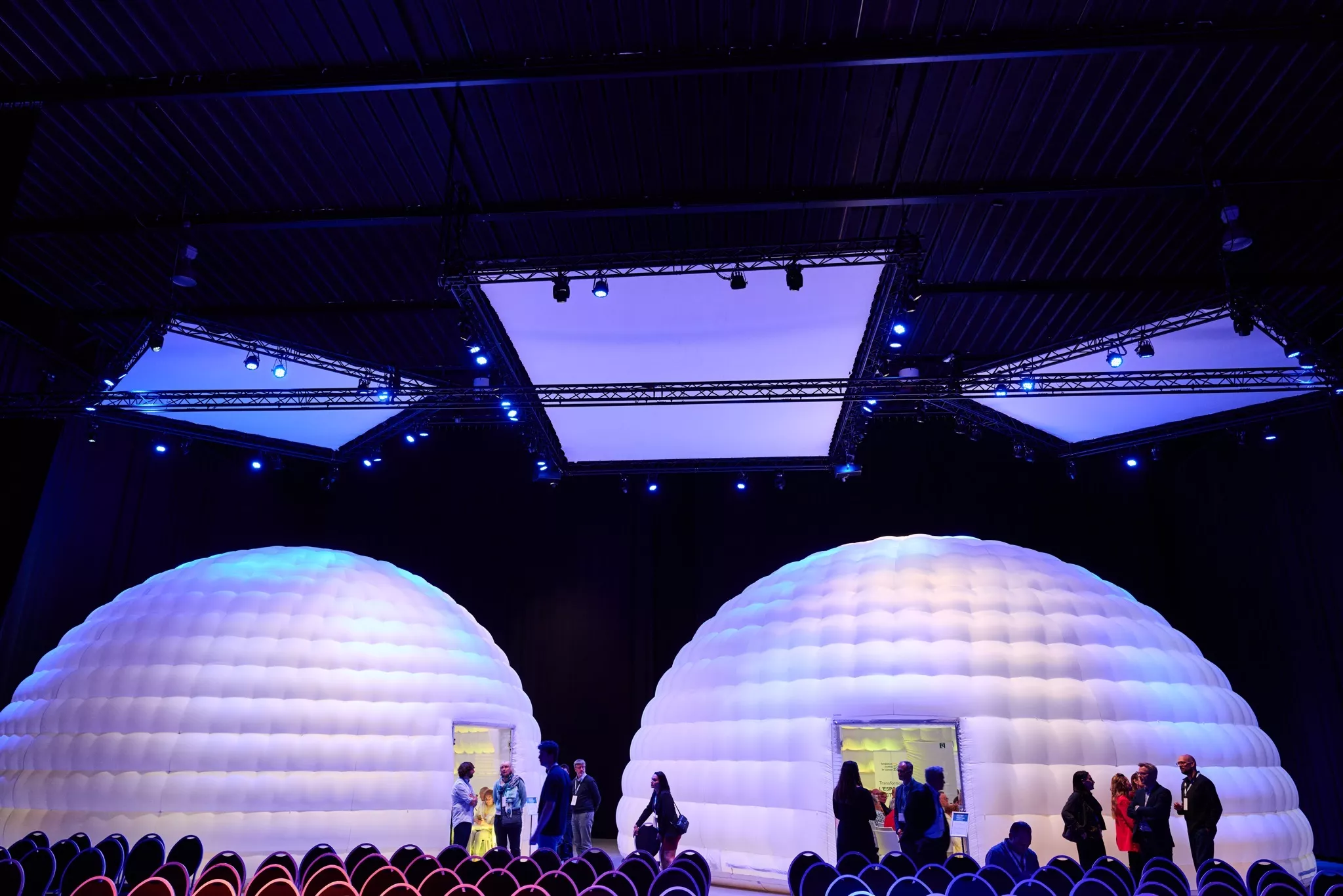 Les QuickSpace Domes ont été aménagés en salles de conférence acoustiques lors de l'événement Beating Cancer Together à Bruxelles.