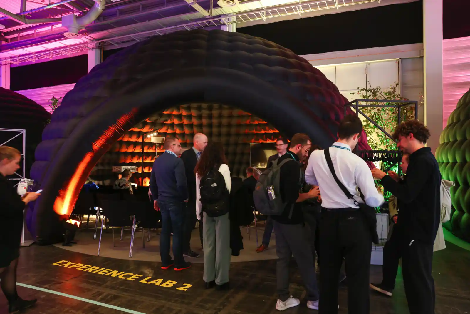 Dôme QuickSpace noir lors d'un événement, avec un aspect haut de gamme et une acoustique optimale.