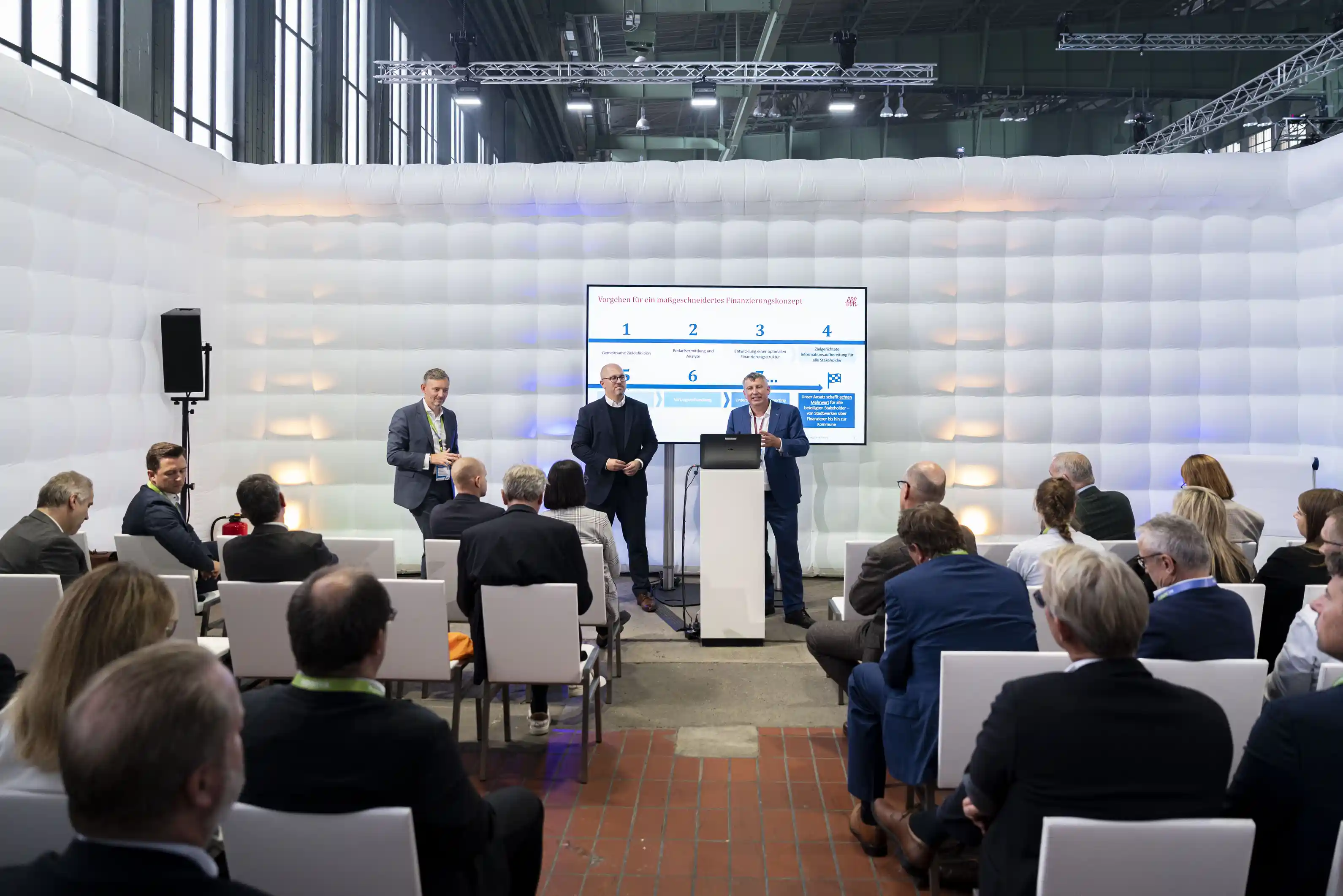 Presentatie in een opblaasbare Cube van QuickSpace
