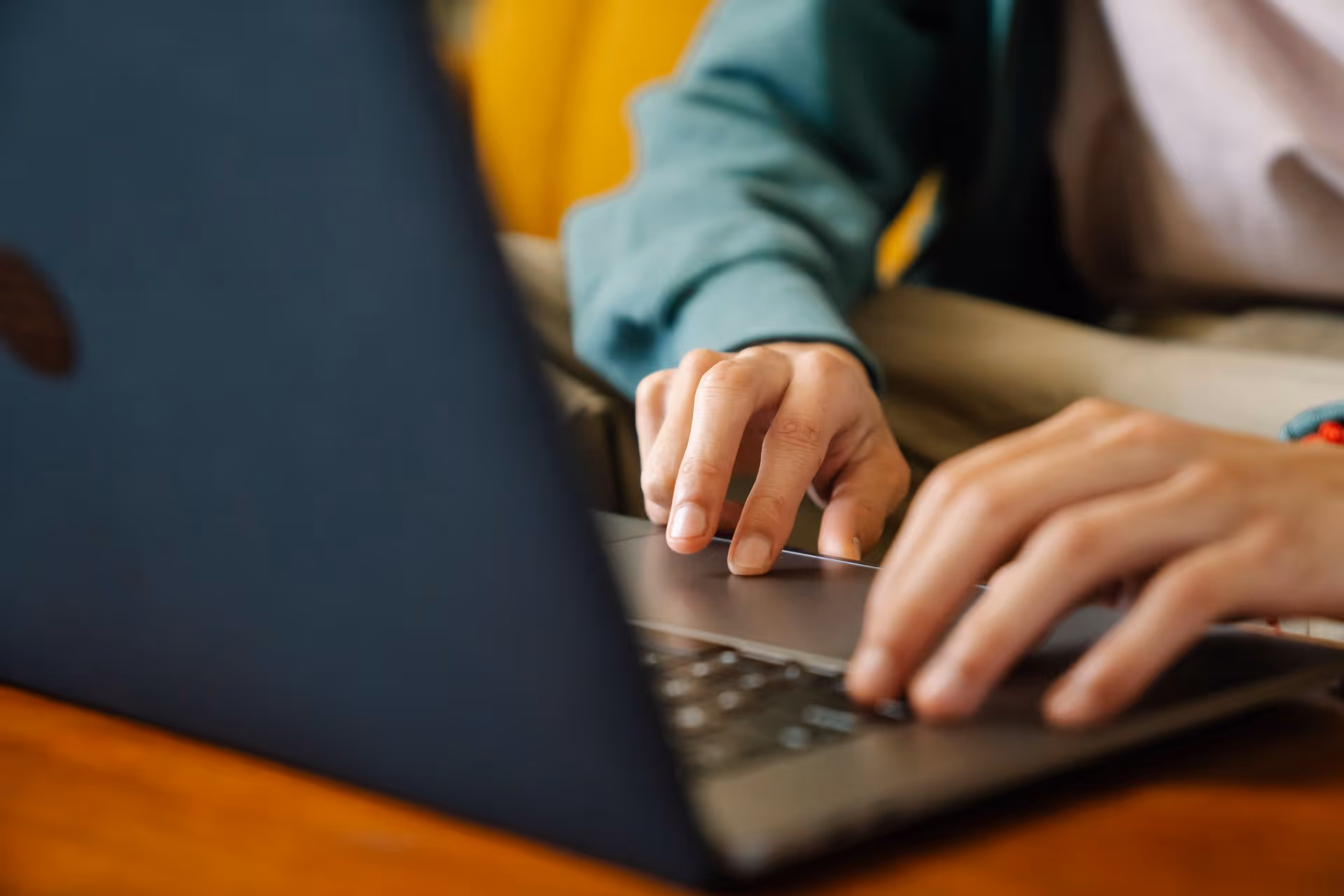 Persoană care lucrează la laptop