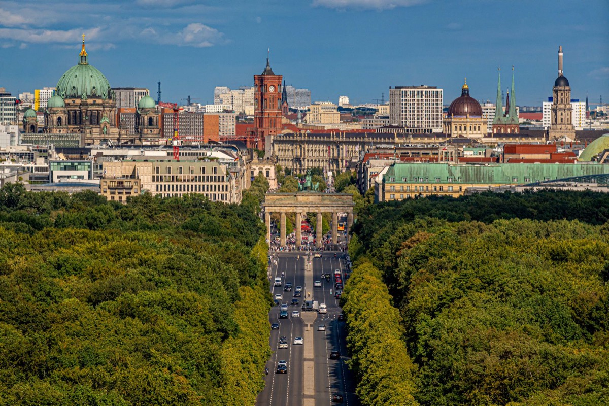 Poarta Brandenburg, văzută dinspre Tiergarten