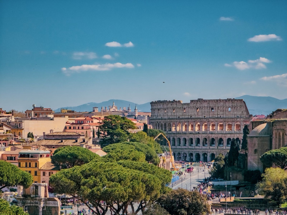 Colosseumul din Roma, între pini