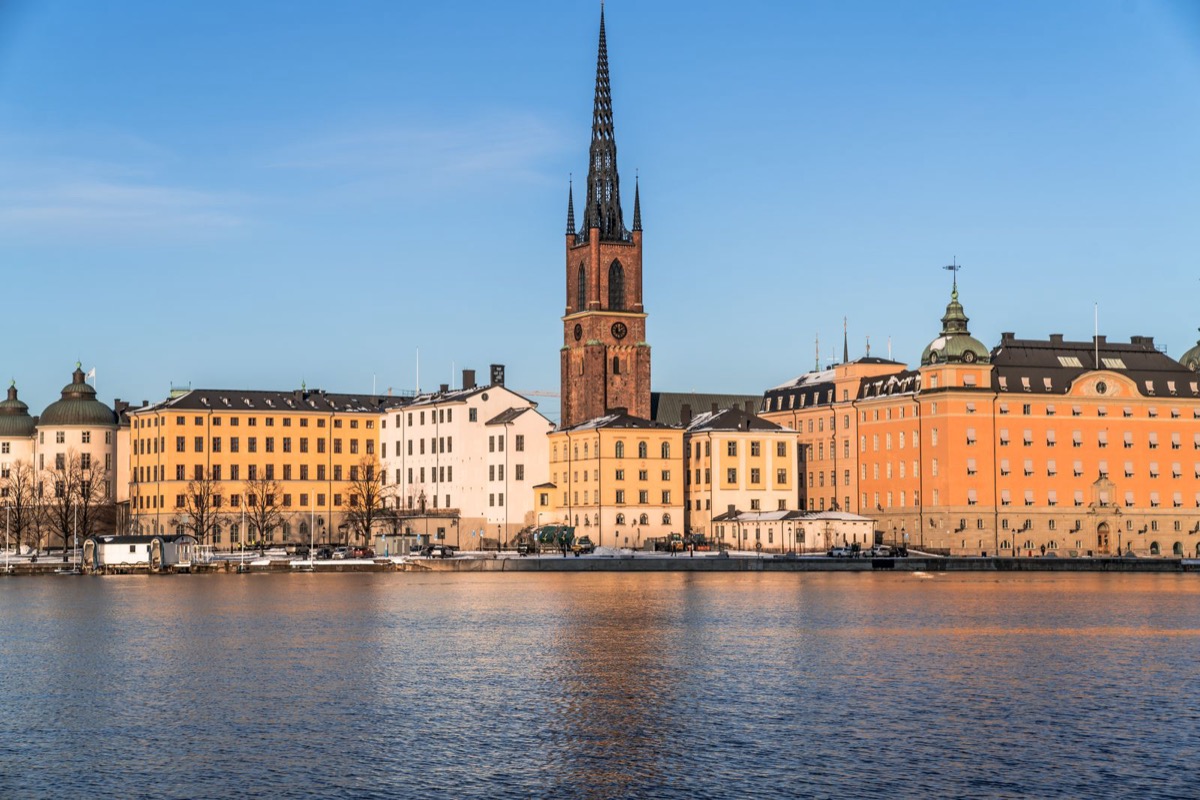 Riddarholmen, pe malul apei, la Stockholm