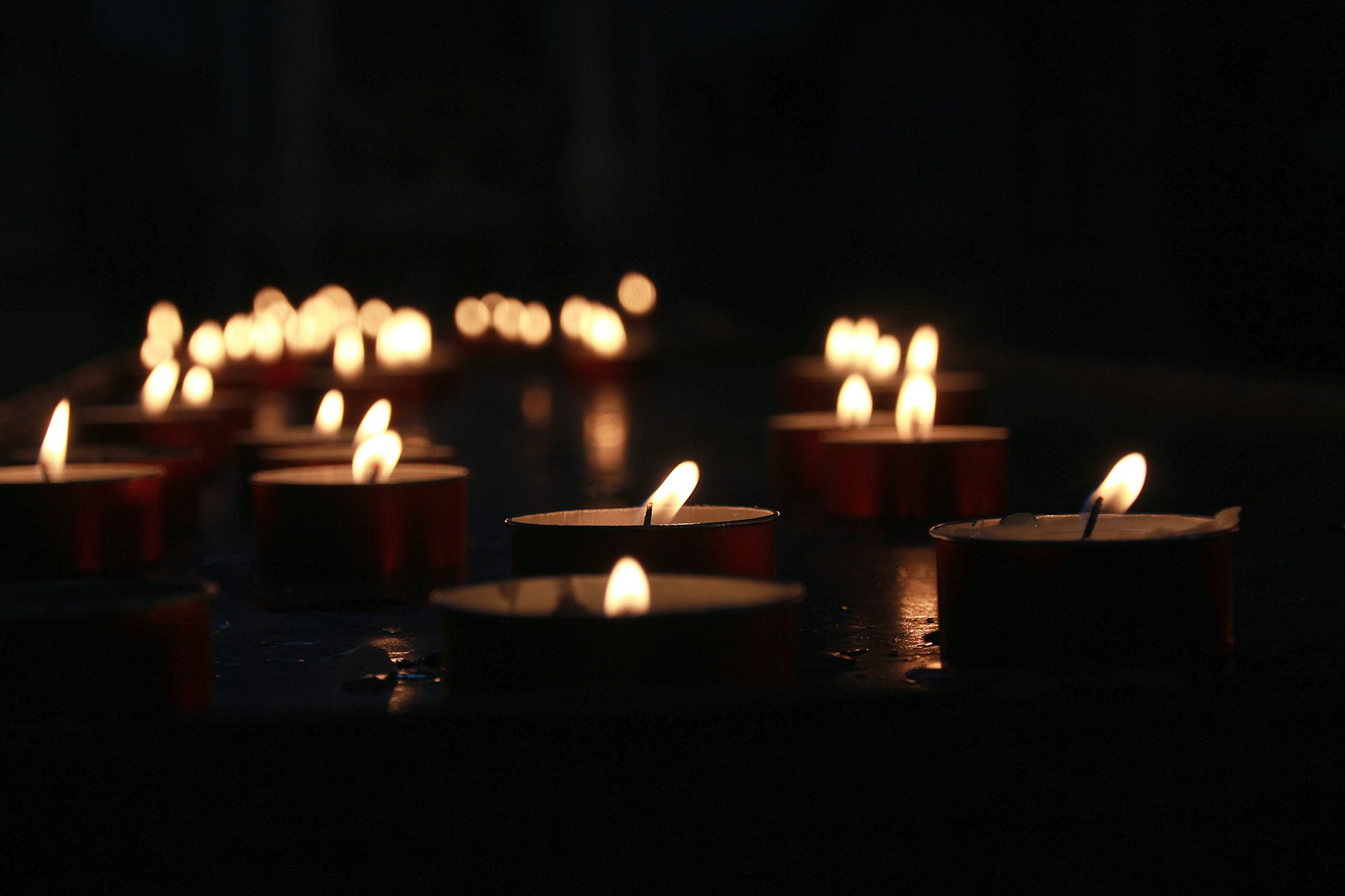 Lumânări aprinse, simbol al comemorării și al serviciilor funerare