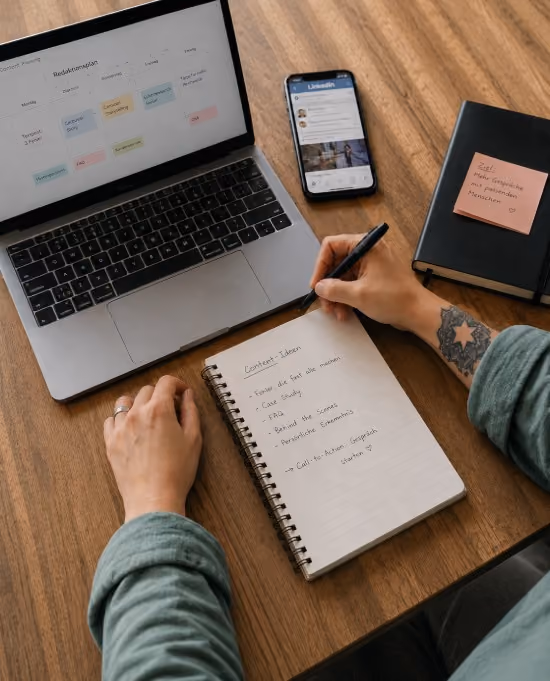 Content-Planung für LinkedIn mit Redaktionsplan, Notebook und Smartphone