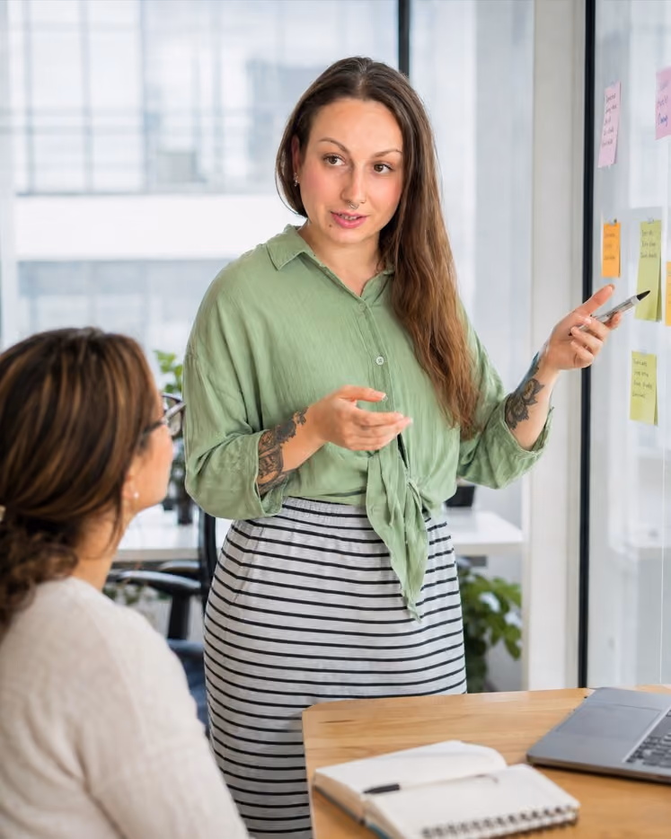 Estella Leonie Spillmann bei einer Strategie-Session im LinkedIn Coaching