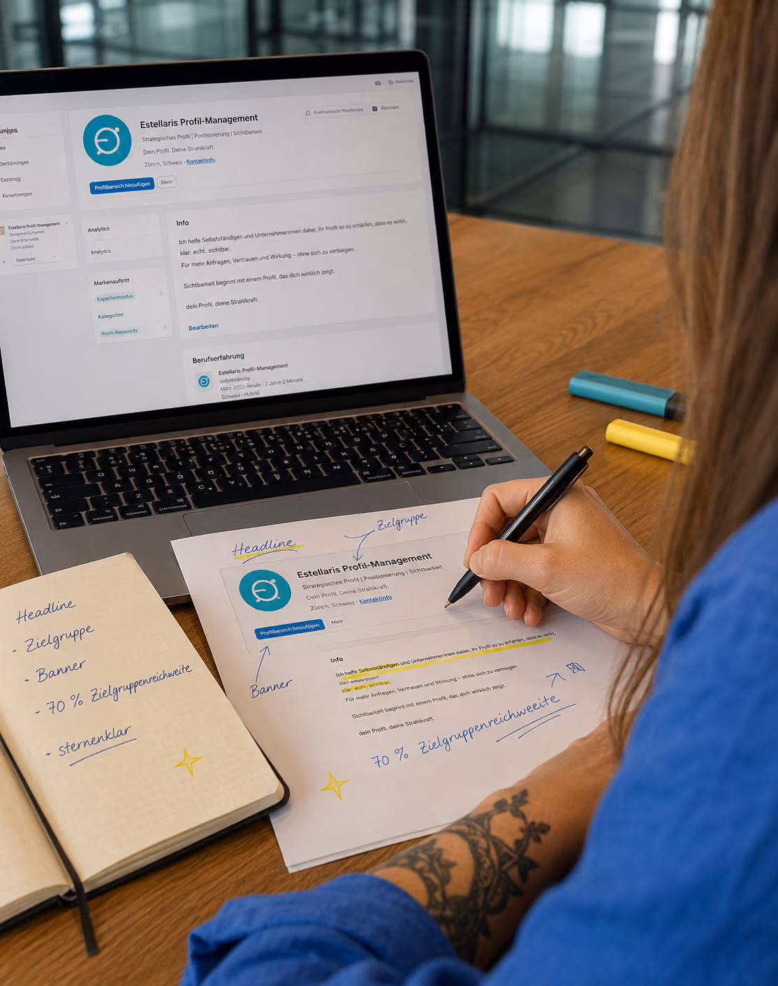 Estella Leonie Spillmann bearbeitet am Laptop ein LinkedIn-Profil und notiert Überlegungen zu Positionierung, Zielgruppe und Profilaufbau.