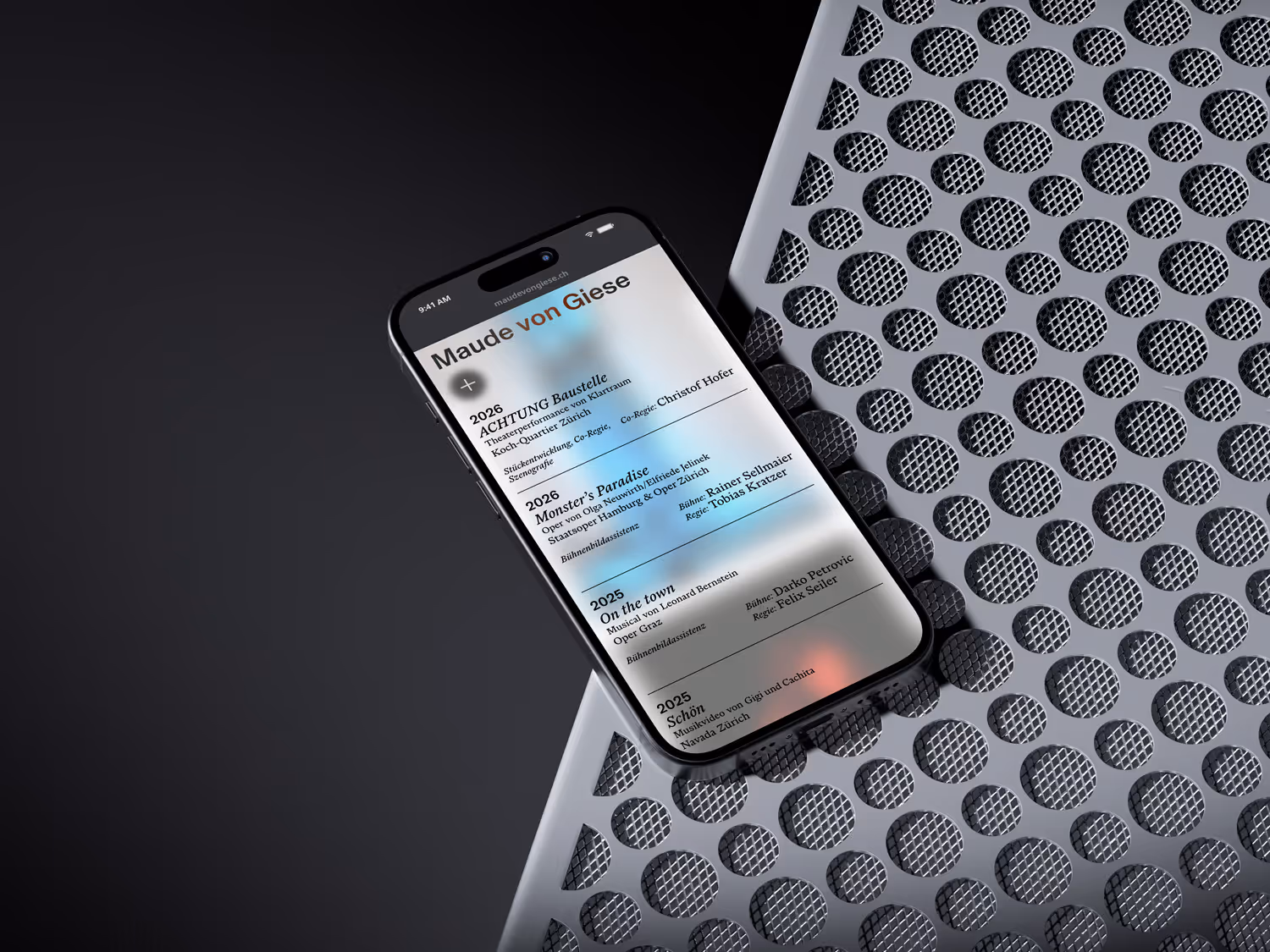 Ein immersives digitales Portfolio für die Zürcher Szenografin Maude von Giese. Scrollgesteuerte Tiefe und räumliche Dramatik bringen Bühnenbild ins Netz.