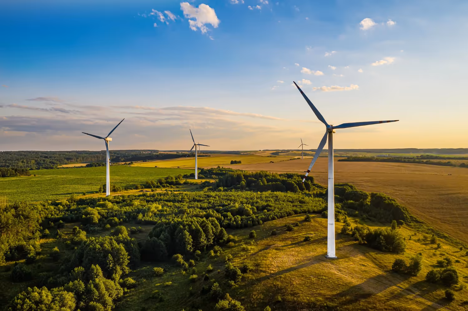 Landschaft mit Windrädern im Sonnenuntergang