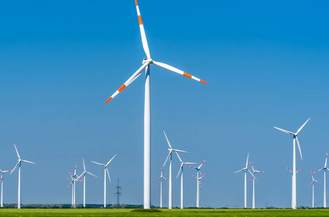 Moderne Windkraftanlagen an einem sonnigen Tag in Deutschland