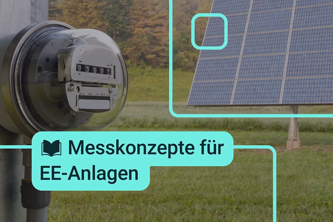 Ein Stromzähler ist im Vordergrund zu sehen, dahinter angeschnitten eine Solaranlage.