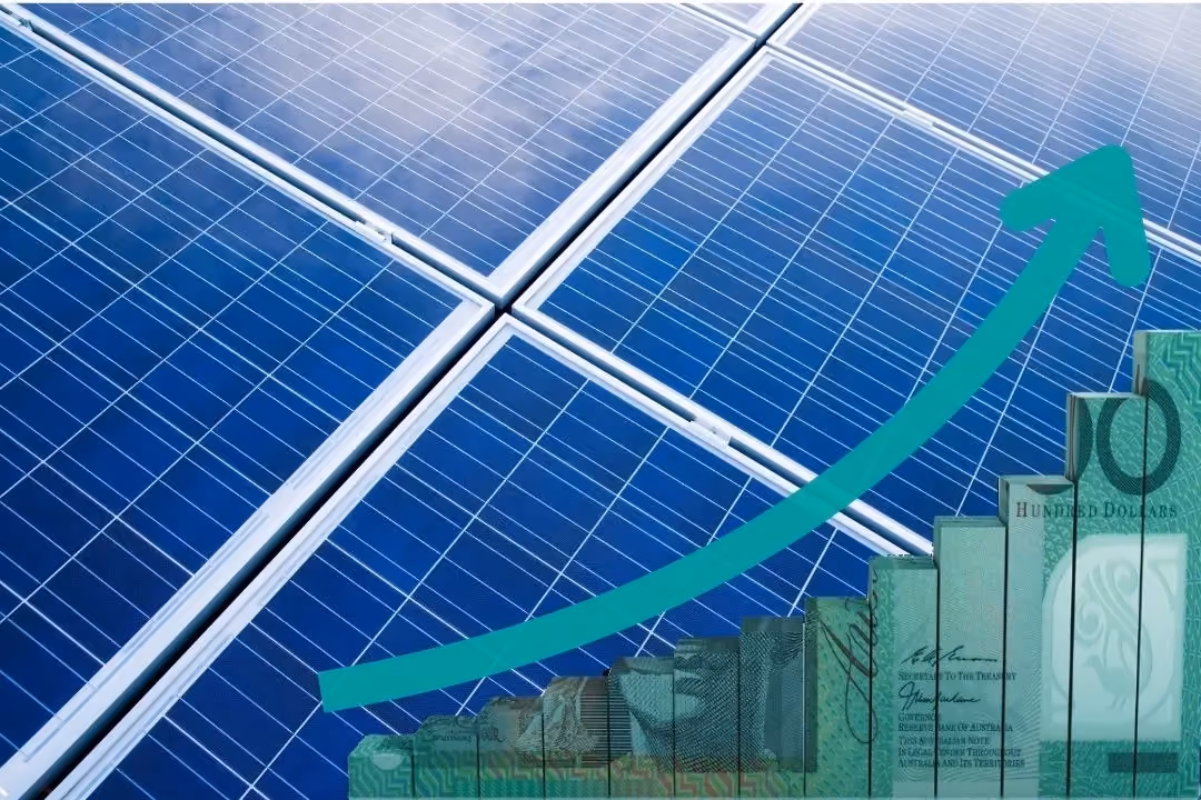 Das Titelbild zeigt eine Solaranlage auf einem Dach, darauf ist eine Treppe aus Geldscheinen zu sehen sowie ein grüner Pfeil, der nach oben zeigt.