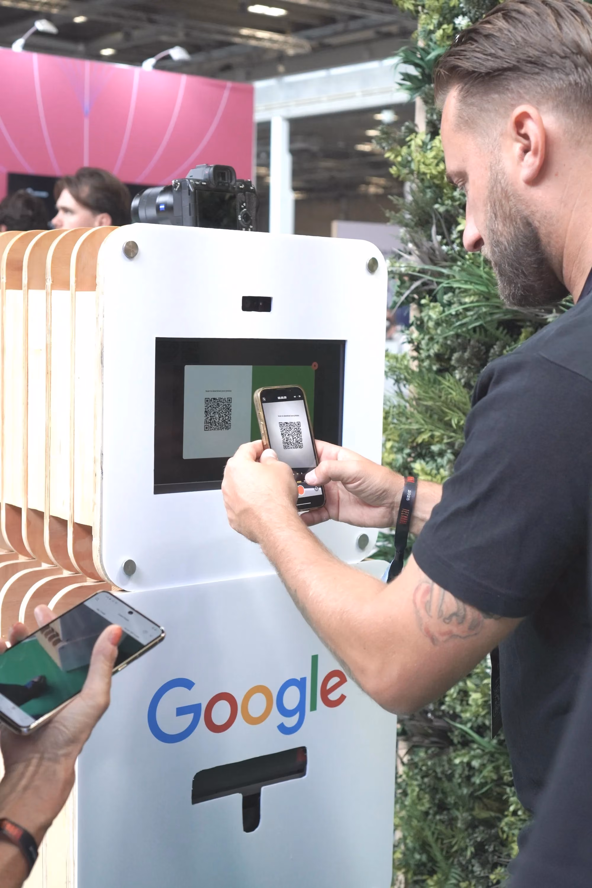 Bezoeker scant de QR-code om de AI-foto te ontvangen