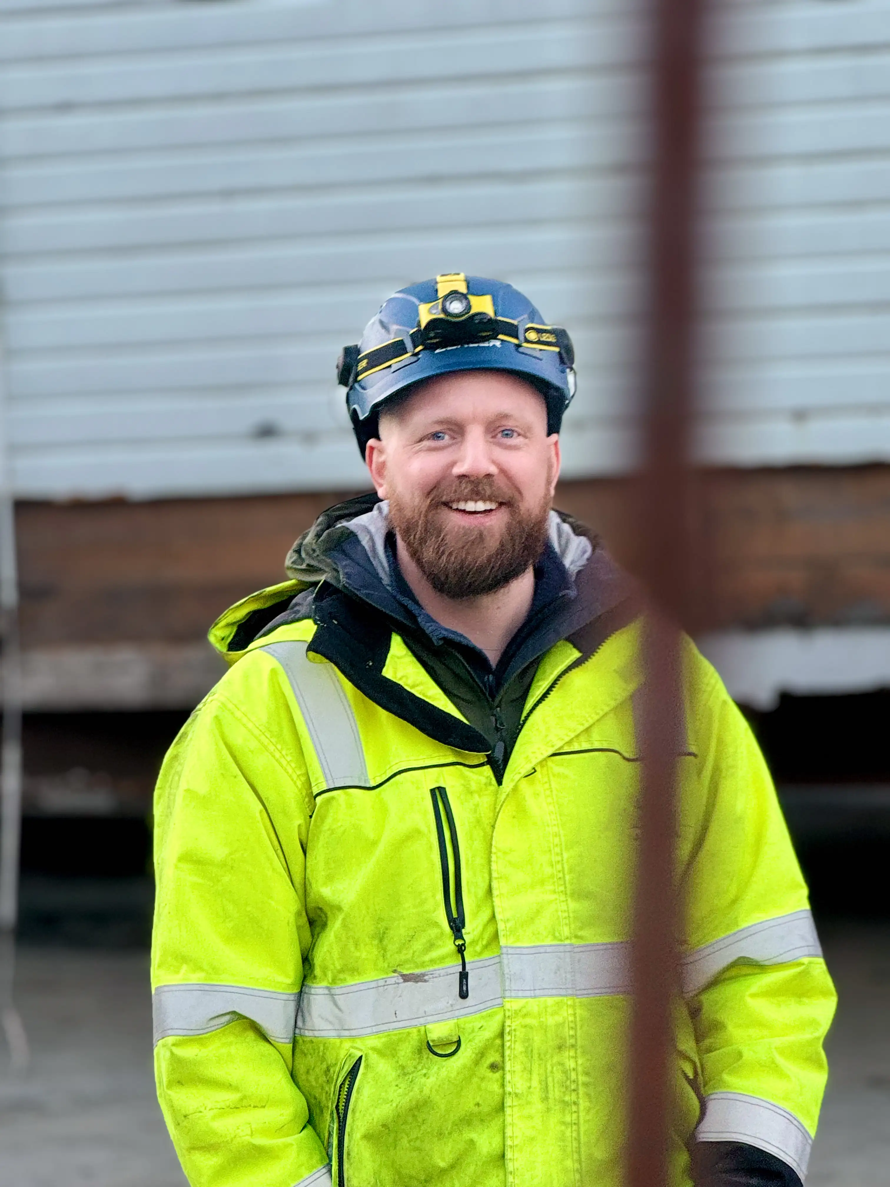 Mann med skjegg på byggeplass