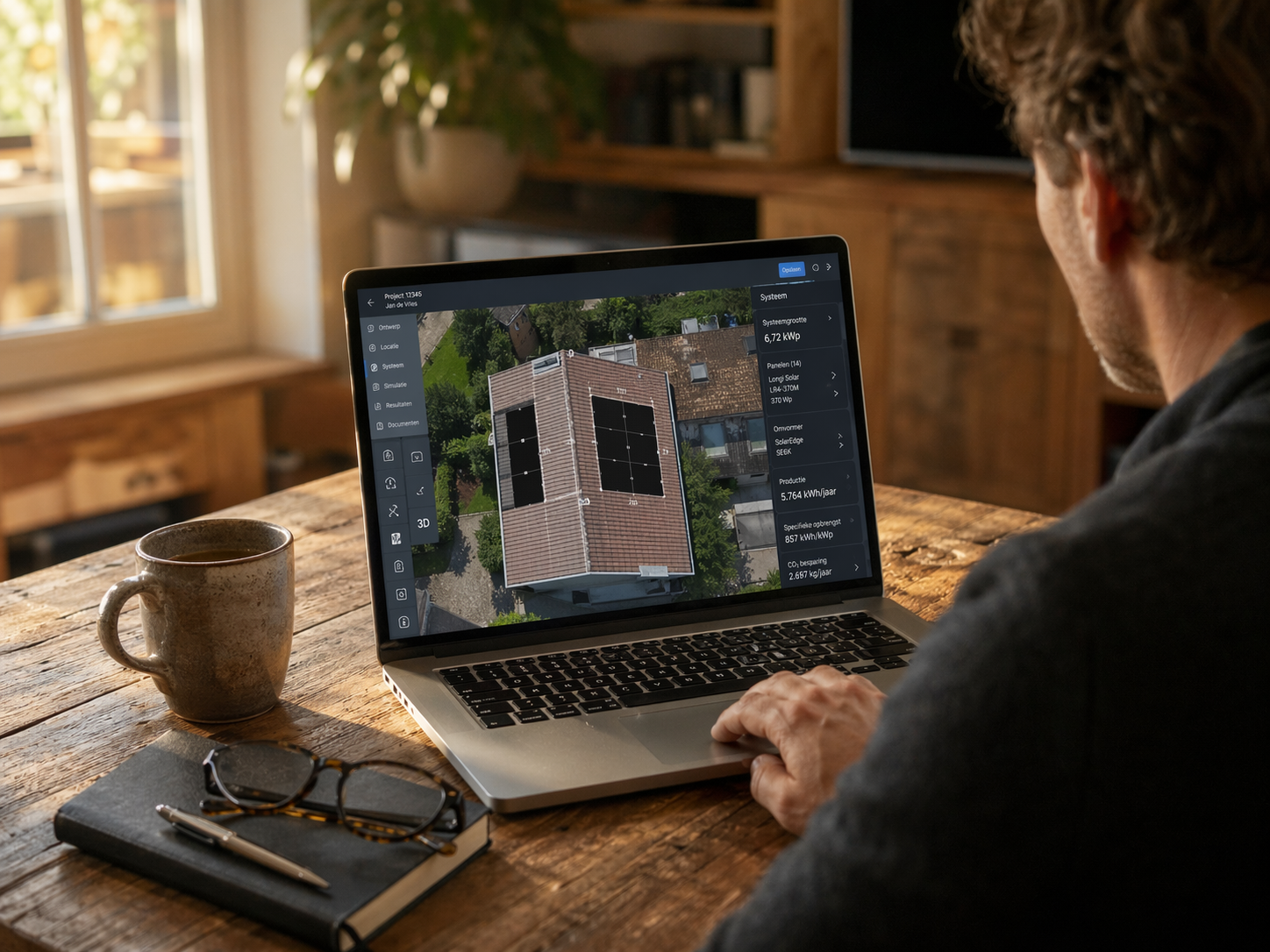 Bohm Energy adviseur in persoonlijk gesprek aan tafel