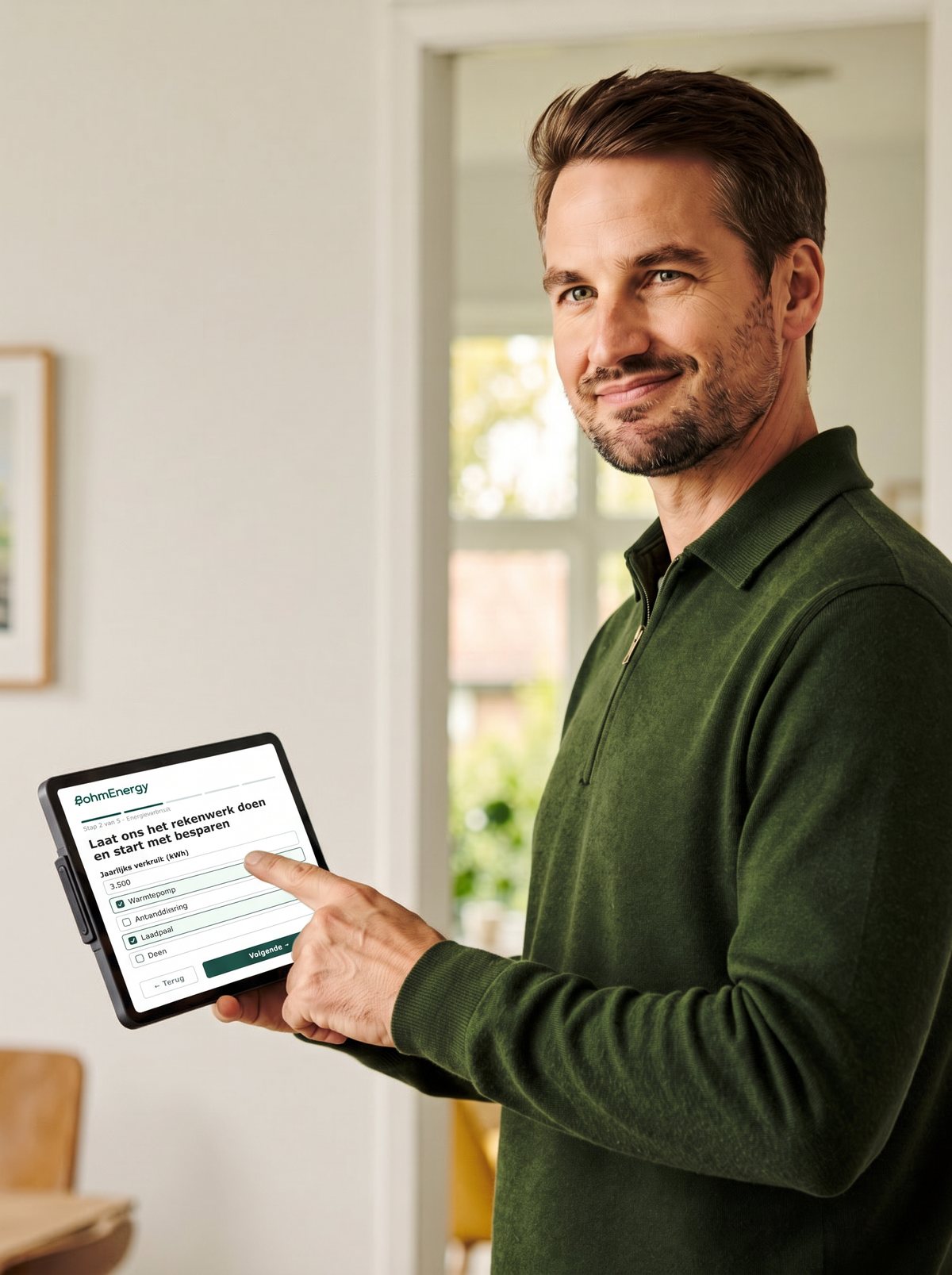 Adviseur toont de Bohm Energy besparingscalculator op een tablet