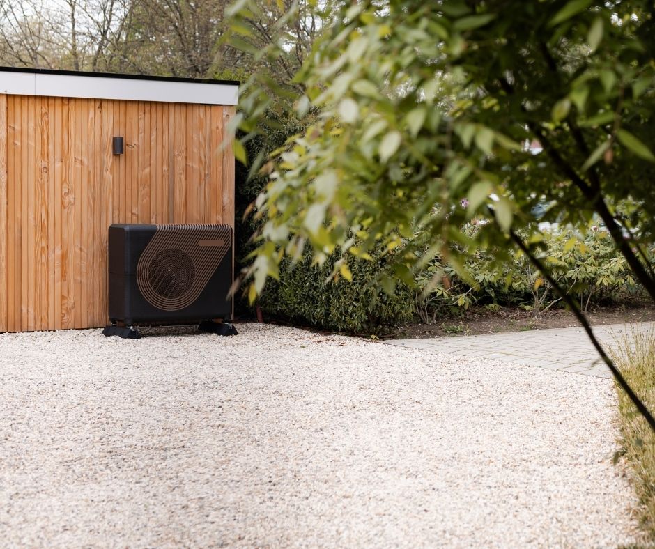 WeHeat-warmtepomp buitenunit op een stabiele opstelplaats bij een Nederlandse woning