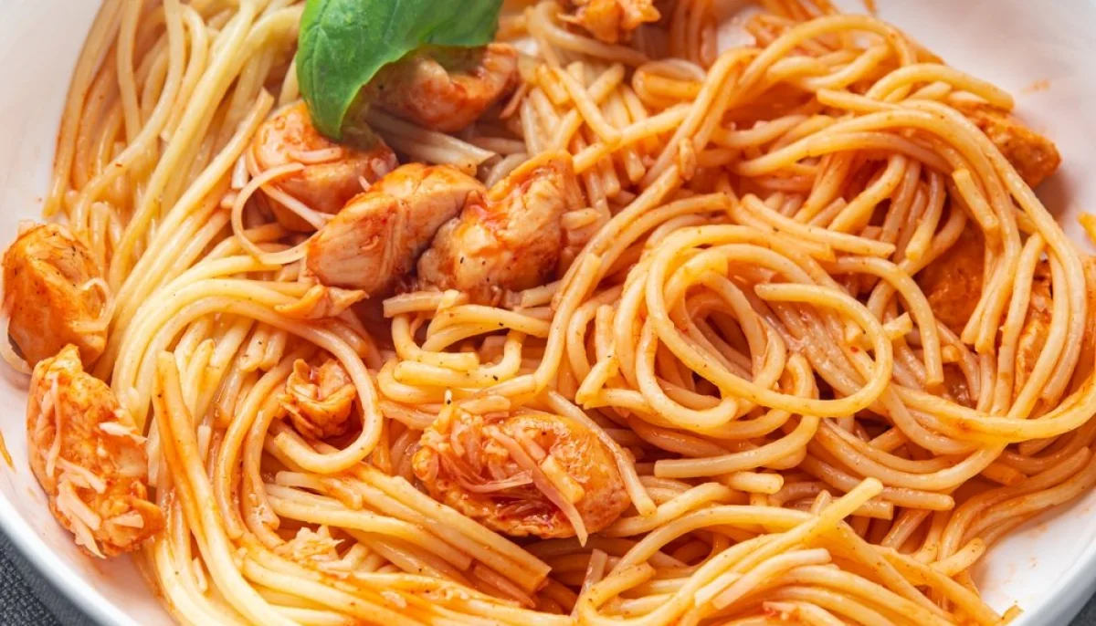 Pâtes au poulet et sauce tomate express
