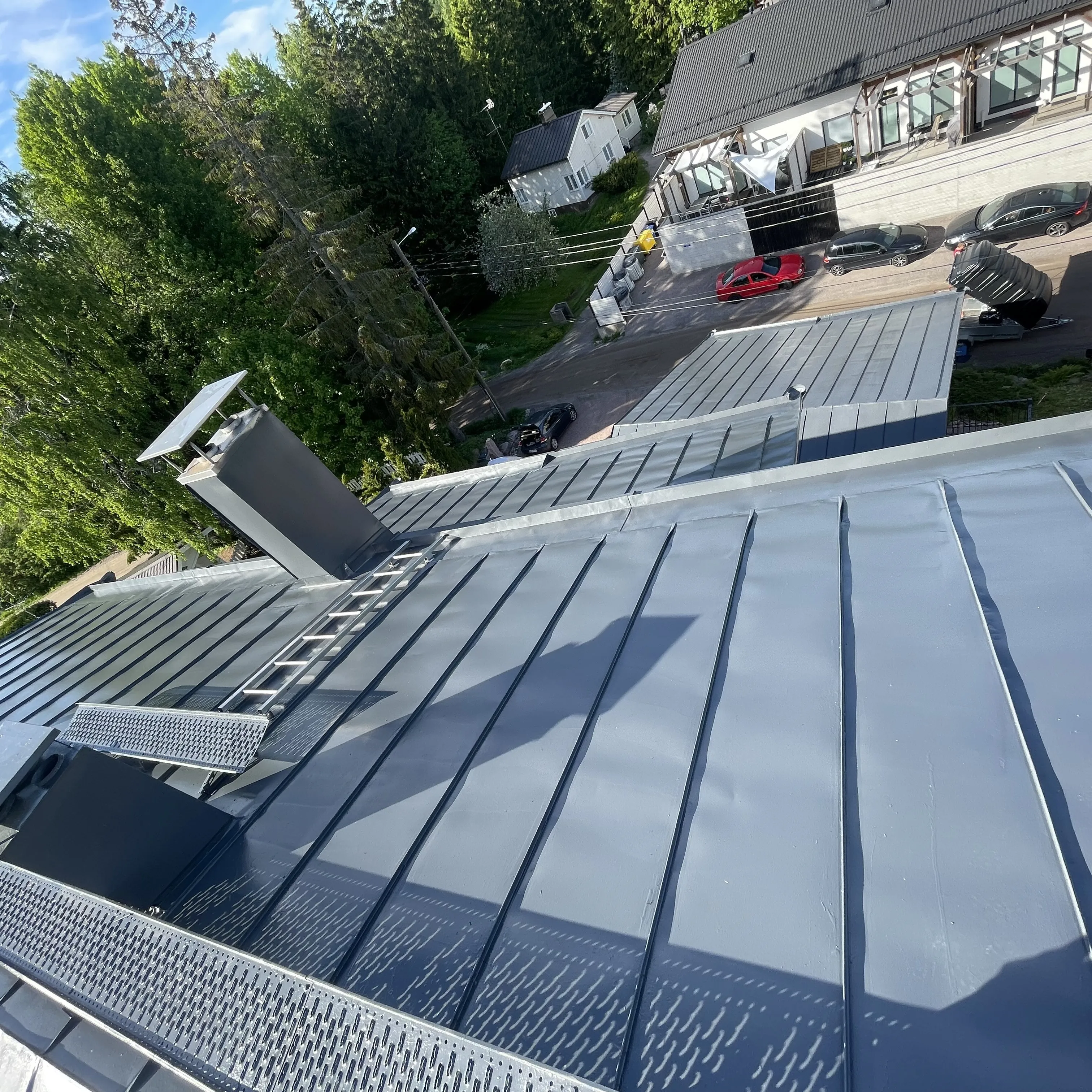 Taloyhtiön katto maalattuna