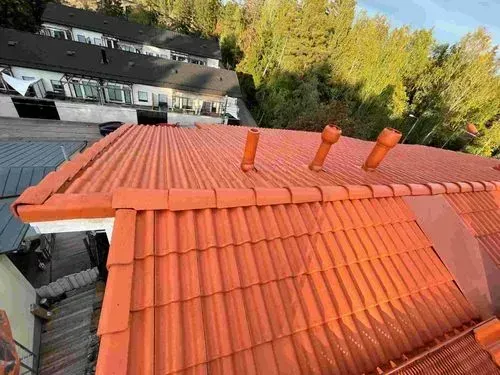 Jyrkkä tiilikatto maalattuna