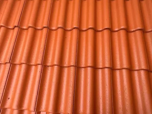 Oranssi tiilikatto läheltä kuvattuna