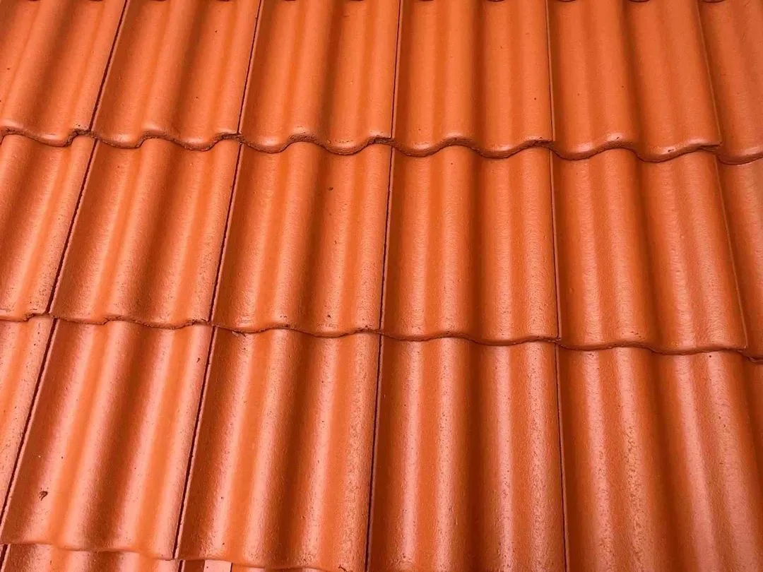 Oranssi tiilikatto läheltä kuvattuna