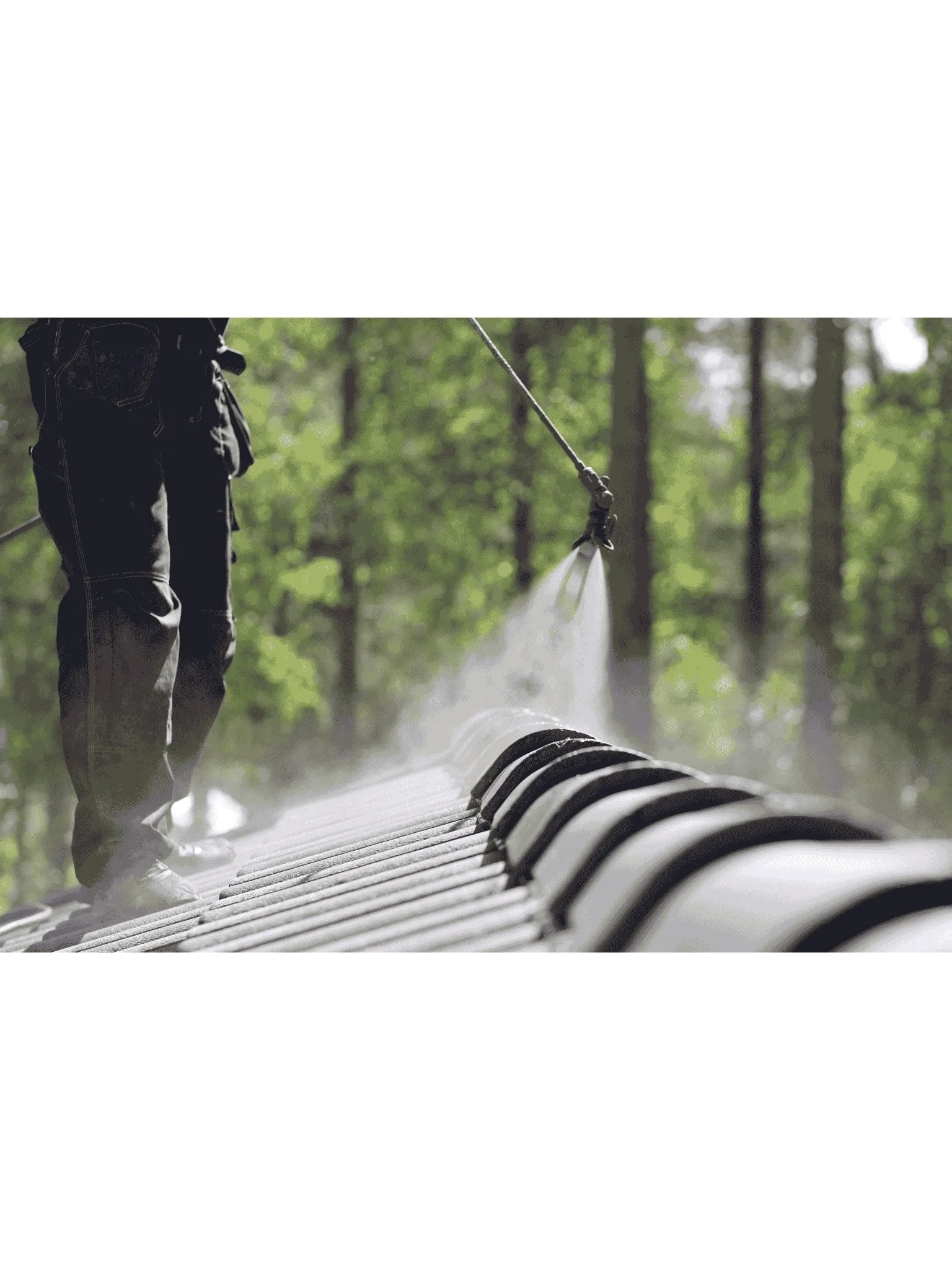 Tiilikaton pinnoitus työ käynnissä - katon pesu ja pinnoitus omakotitalossa - laske tiilikaton pinnoitus hinta 