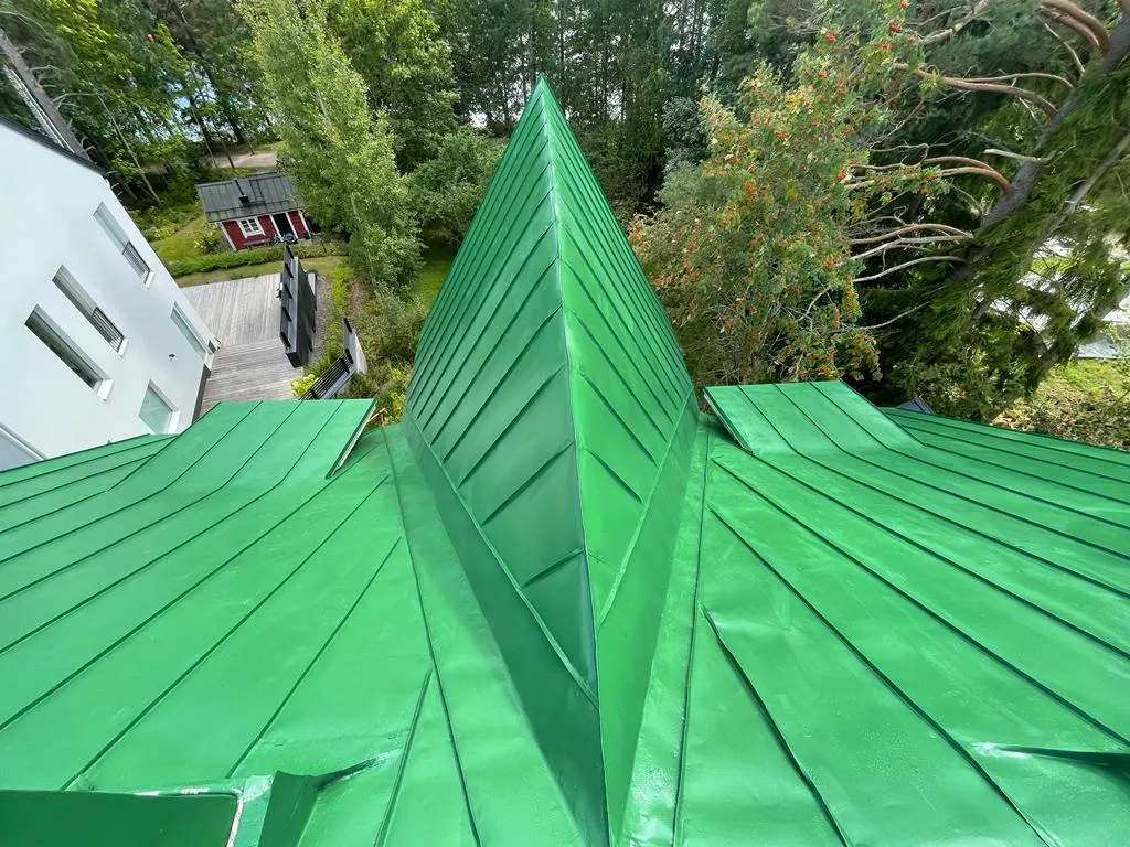 Tyylikäs ja kurvikas vihreä peltikatto maalattuna