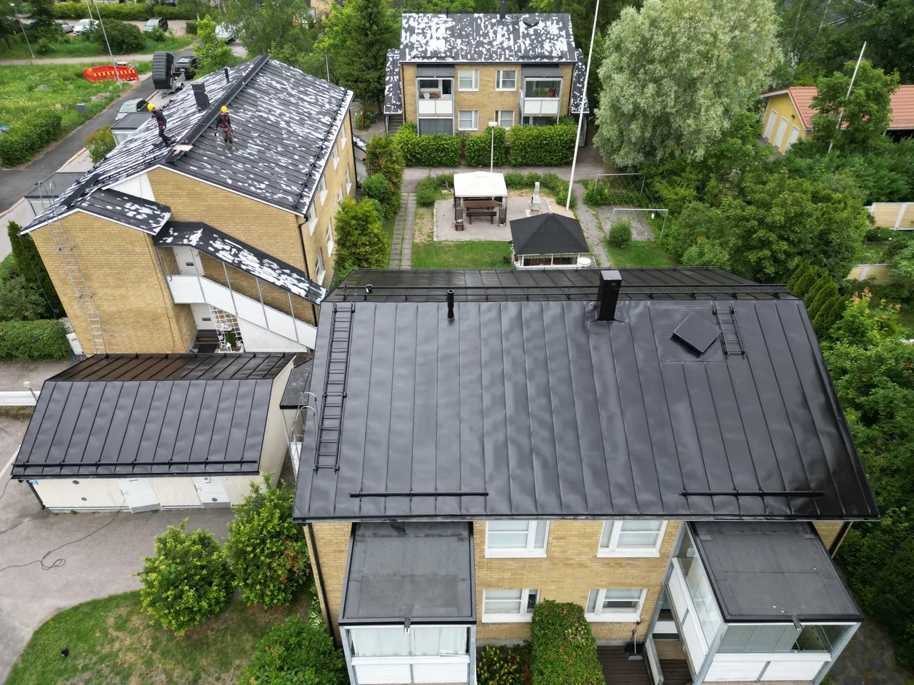 Peltikaton maalaus taloyhtiössä