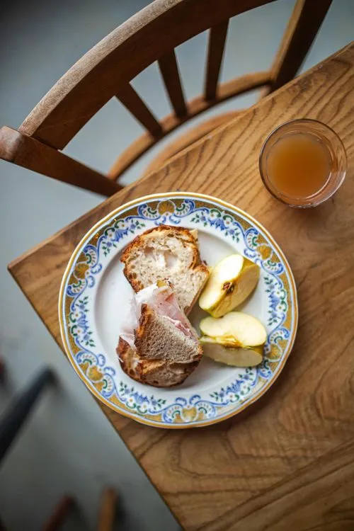 Pain avec du jambon dans une assiette Demain Hôtel & Conciergerie Nantes