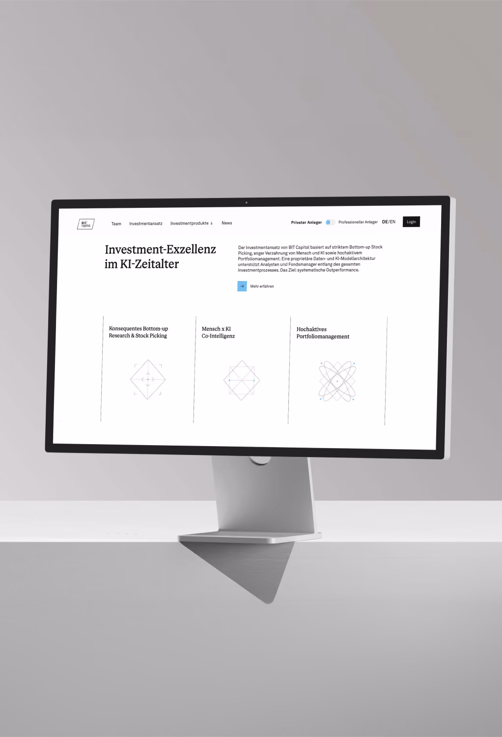 Computer monitor displaying a German investment website focused on AI-driven stock picking and portfolio management.