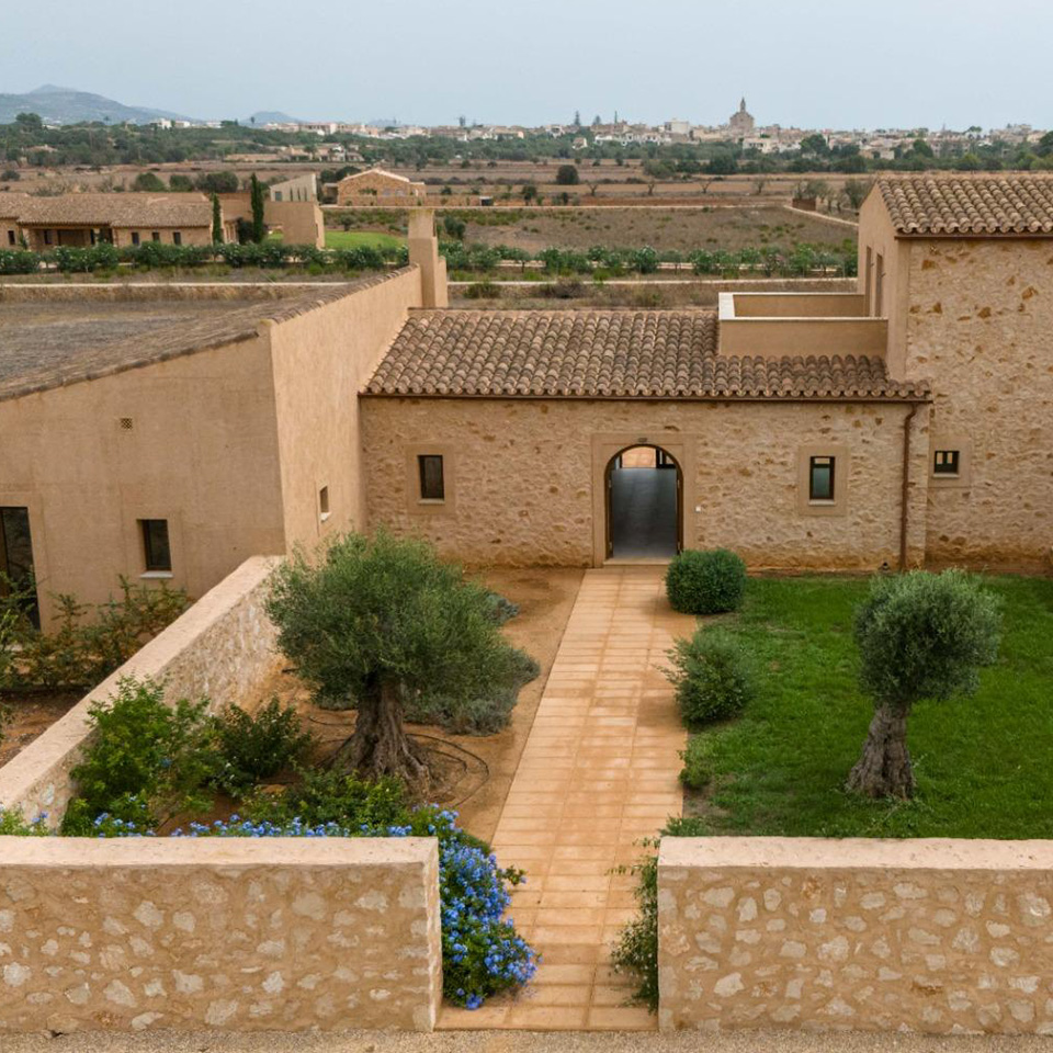 Rustic style finca in new construction in Santanyí