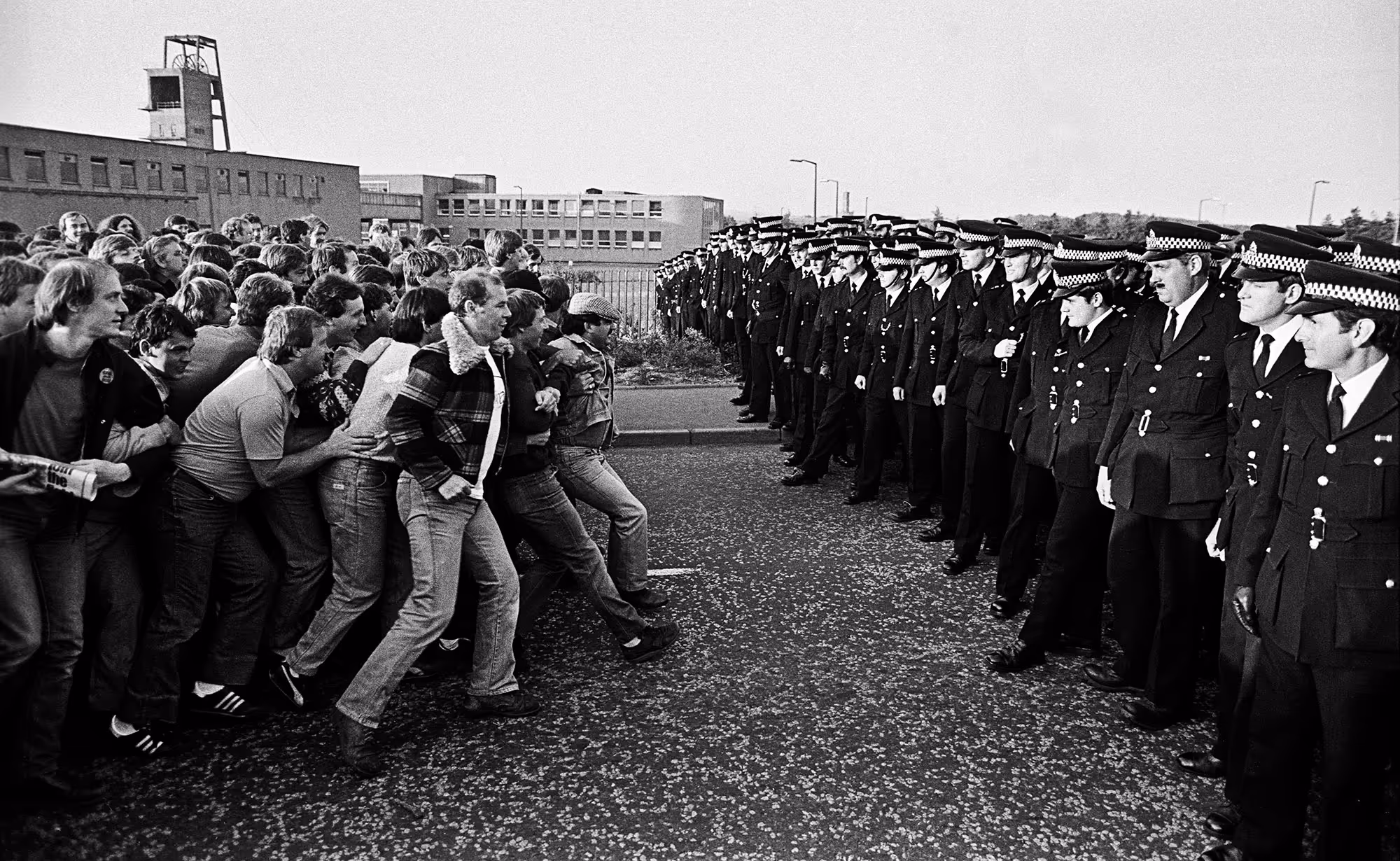 Miners’ Strike 1984 mass picket confronting police lines, Bilston Glen. Norman Strike at the front of a mass picket, Scotland. © John Sturrock/reportdigital.co.uk