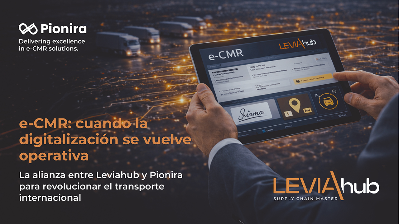 Representación digital del e-CMR en una tablet, utilizada en un entorno logístico nocturno con camiones en movimiento, destacando la alianza entre Leviahub y Pionira para la digitalización operativa del transporte internacional.