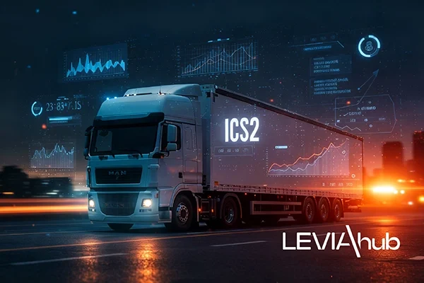 Camion moderno con rimorchio in movimento su strada notturna, circondato da grafiche digitali e dati logistici in sovrimpressione; sul lato del rimorchio compare la scritta “ICS2” e in basso il logo “Leviahub”.